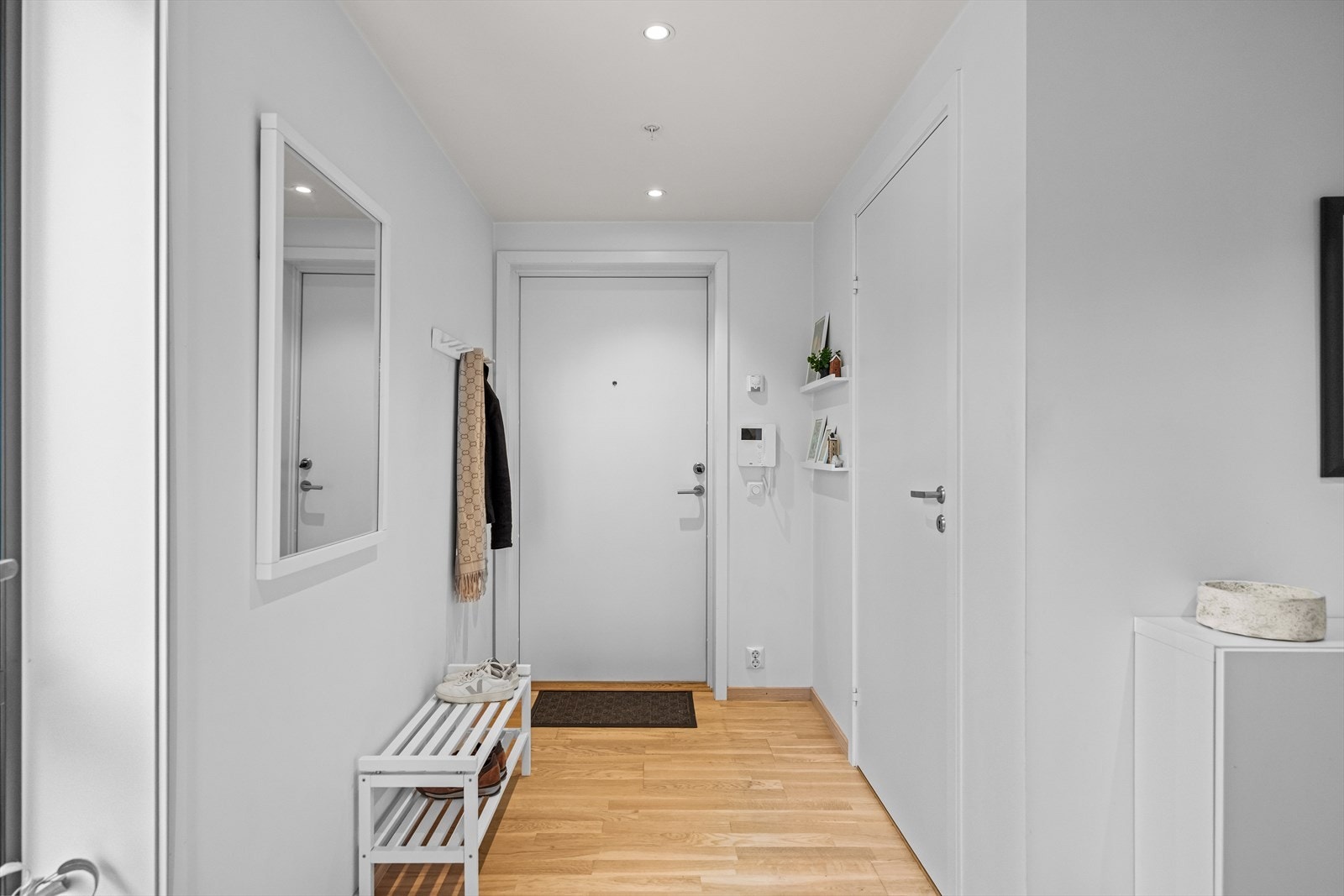 Velkommen inn! Vel innenfor døren møtes du av en moderne og lys entré som gir et svært godt førsteinntrykk. Galleribilde