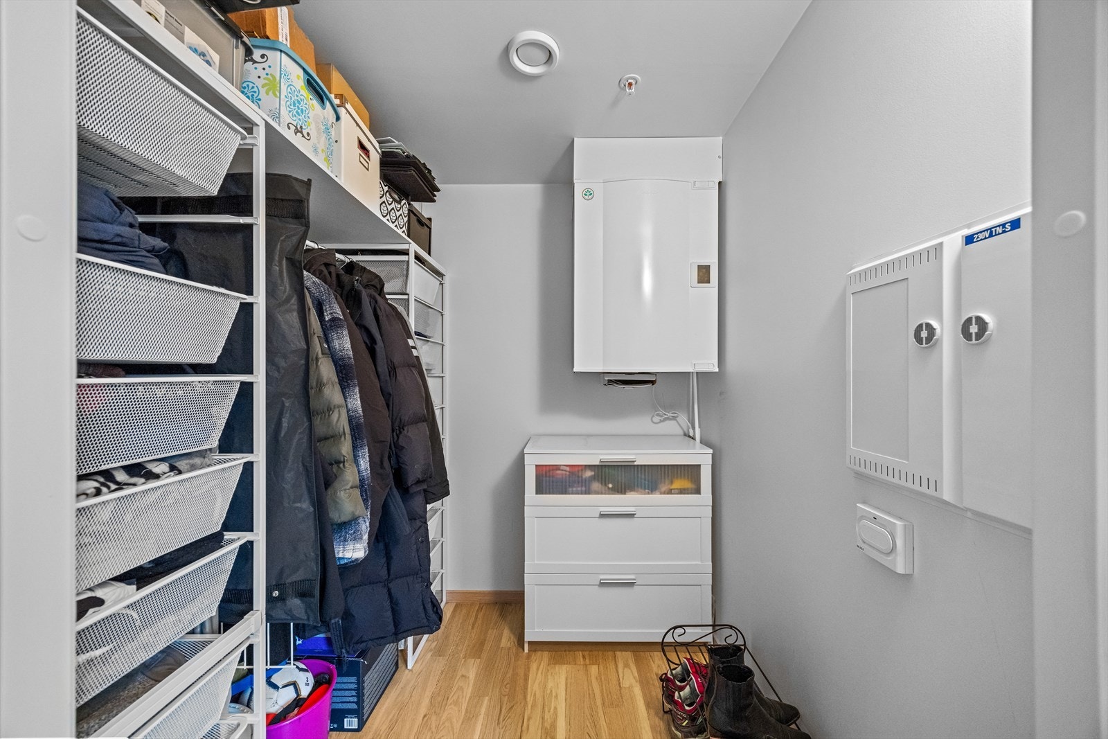 Boligen har gode og praktiske lagringsløsninger. Like ved entréen finner du en innvendig bod som også fungerer som leilighetens tekniske rom med anlegg for balansert ventilasjon. Galleribilde