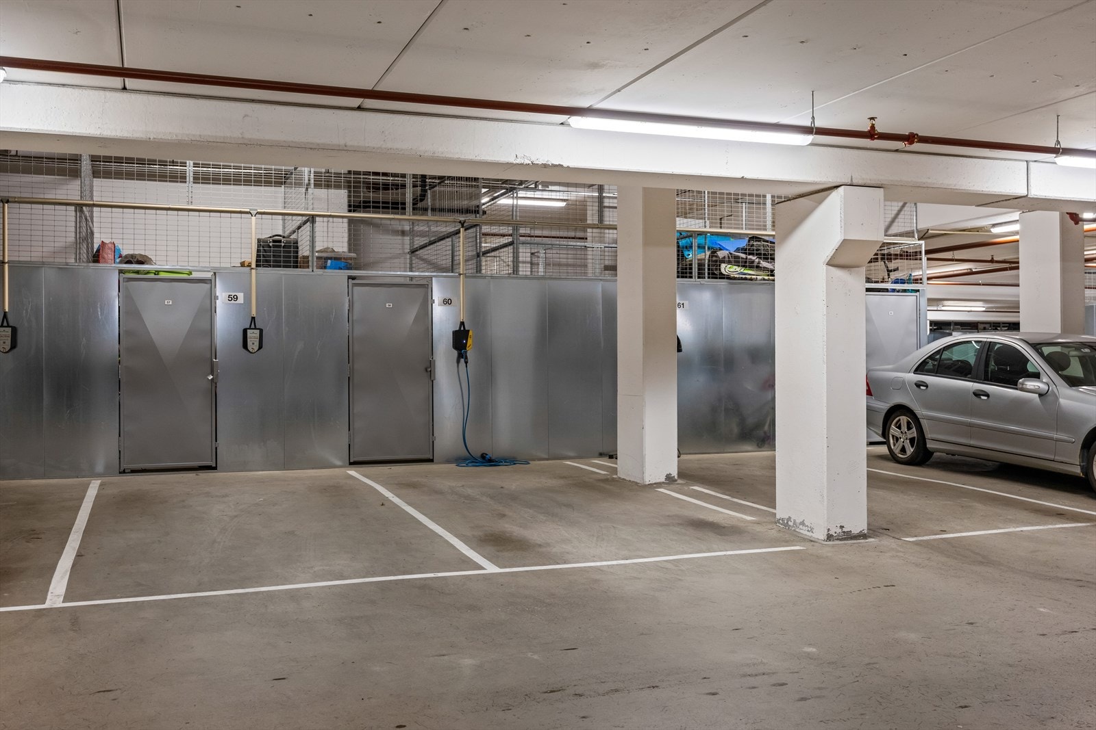 Leiligheten disponerer parkeringsplass nr. 60 med el-bil lader i felles garasjeanlegg. I bakkant av plassen er det en tilhørende sportsbod på 6 m². Galleribilde