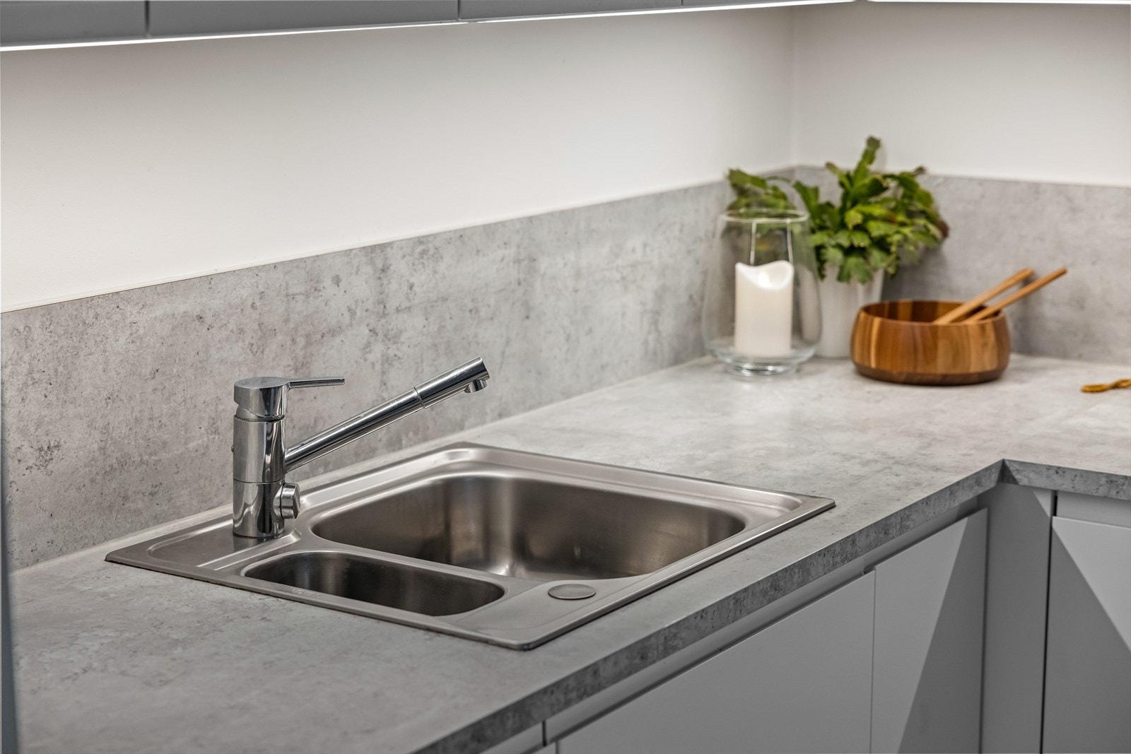 Enkel design, smart funksjon. Den opptrukne benkeplaten fungerer som en elegant sprutbeskyttelse som holder veggen ren og tørr. Galleribilde