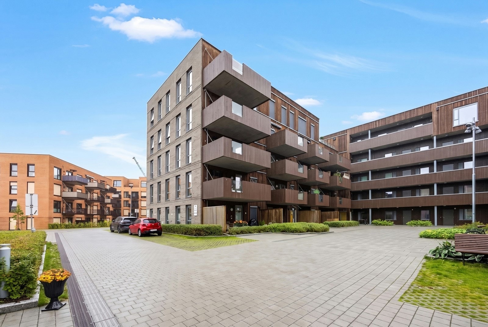 Her bor du med flotte skogområder rett utenfor døren, i et barnevennlig nabolag med kort vei til skoler, barnehager, kollektivtransport og et innholdsrikt Jessheim sentrum, i underkant av ti minutters gange unna! Galleribilde