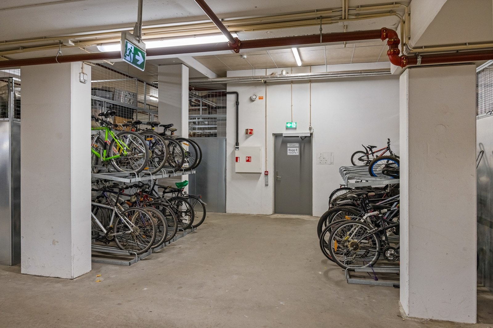 Sameiet har felles parkeringsanlegg under bygningene med teknisk rom, sportsboder, felles smørebod og sykkelstativer. Galleribilde