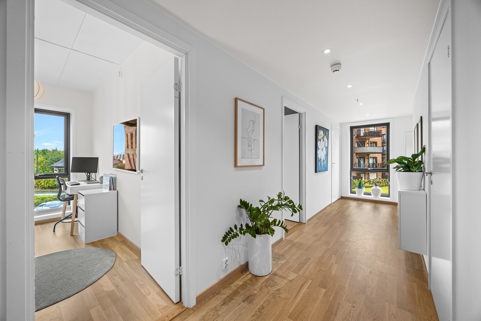 Vannbåren gulvvarme i alle oppholdsrom og balansert ventilasjon sikrer et optimalt og lunt inneklima. Galleribilde
