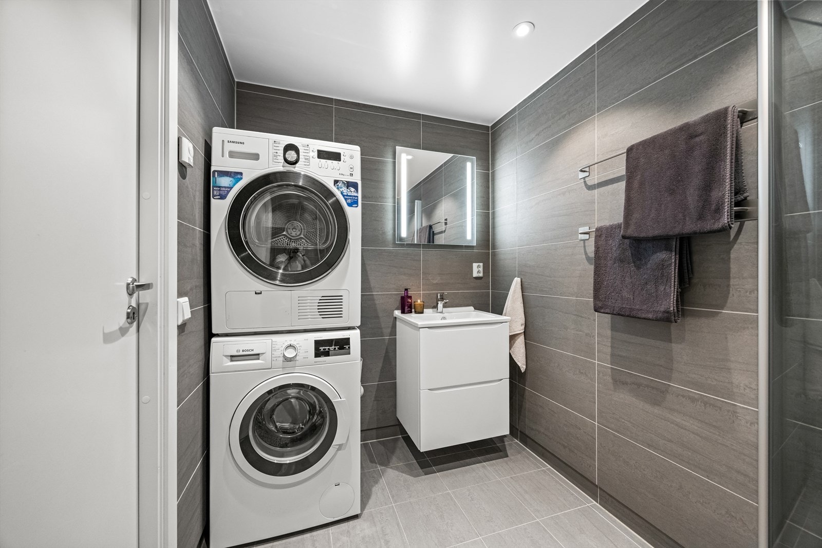 Badet fremstår delikat med med moderne fliser på vegger og gulv, behagelig gulvvarme og downlights i himling. Galleribilde
