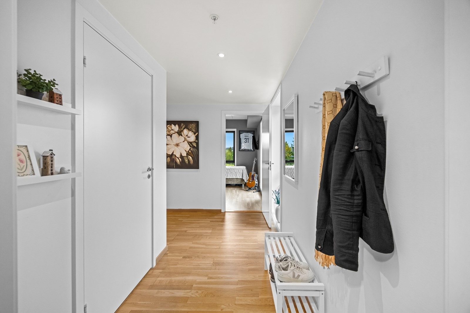 Fra entréen/gangen er det direkte adkomst til badet, toalettet, en innvendig bod og leilighetens tre soverom, før du ledes videre inn i stue/kjøkken-området. Galleribilde