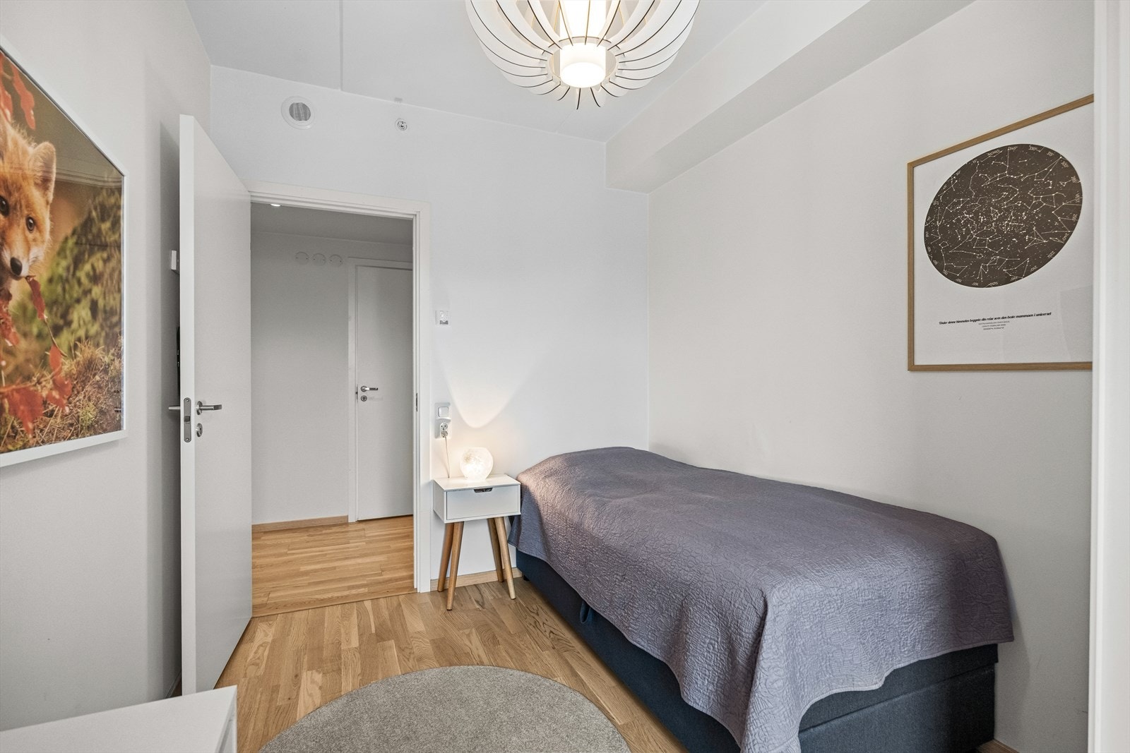 Rommene har en lun 3-stavs eikeparkett med vannbåren varme og stilrene fargetoner. Galleribilde