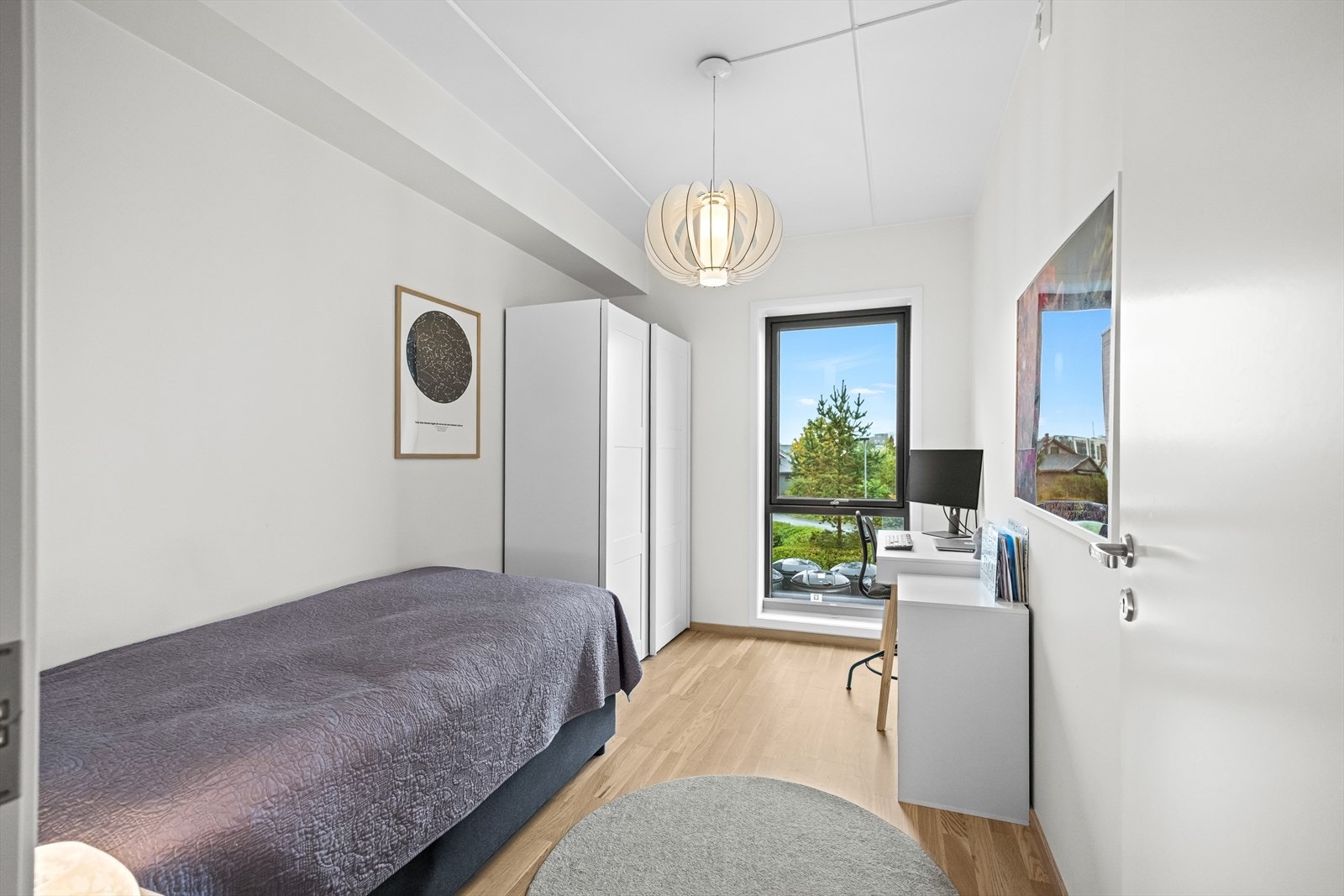 Leiligheten har tre gode soverom, alle utstyrt med måltilpassede plisségardiner som gir optimale solskjermingsløsninger. Galleribilde