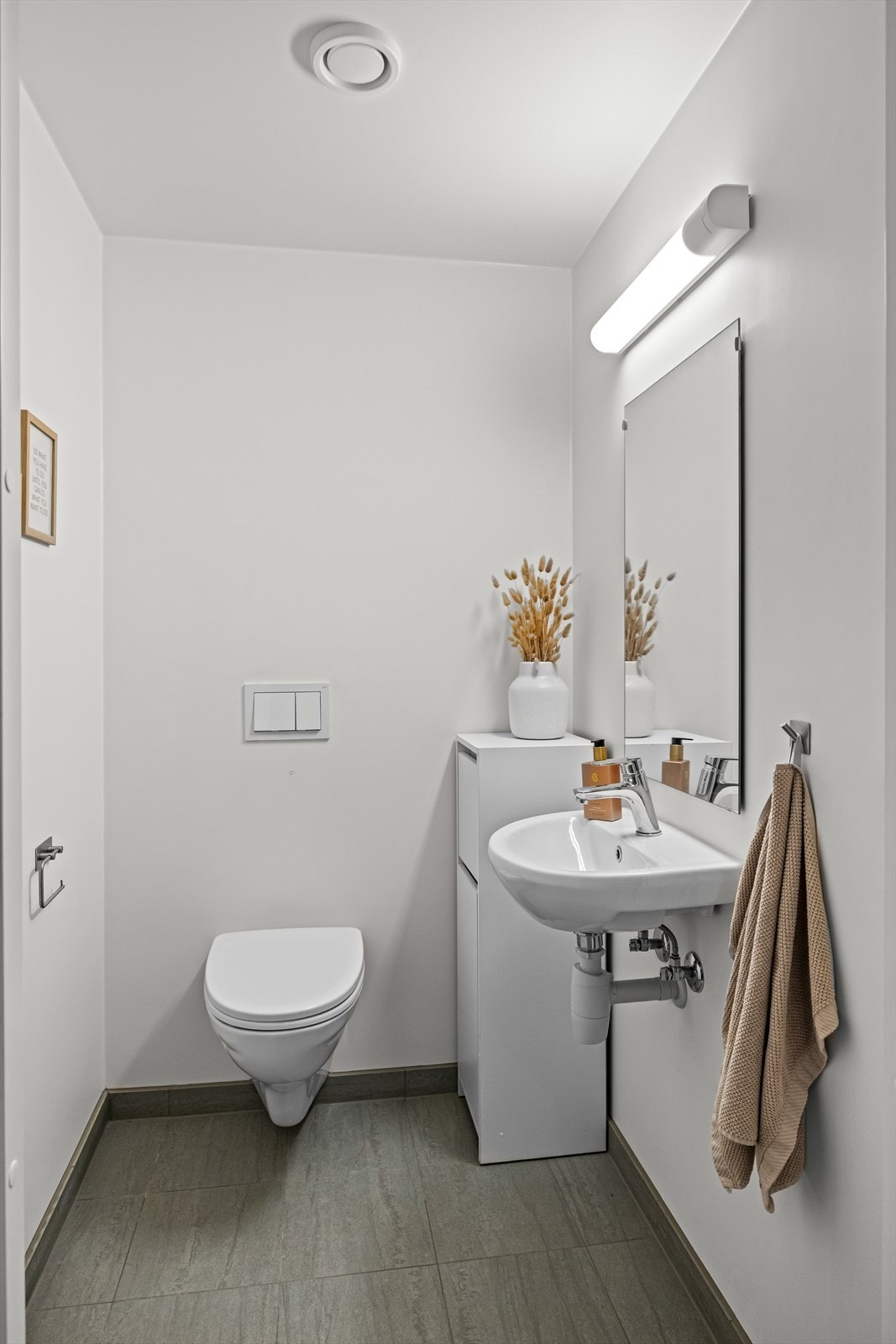 Vegg i vegg med badet er det et praktisk separat toalettrom som passer utmerket for gjester eller storfamilien. Galleribilde