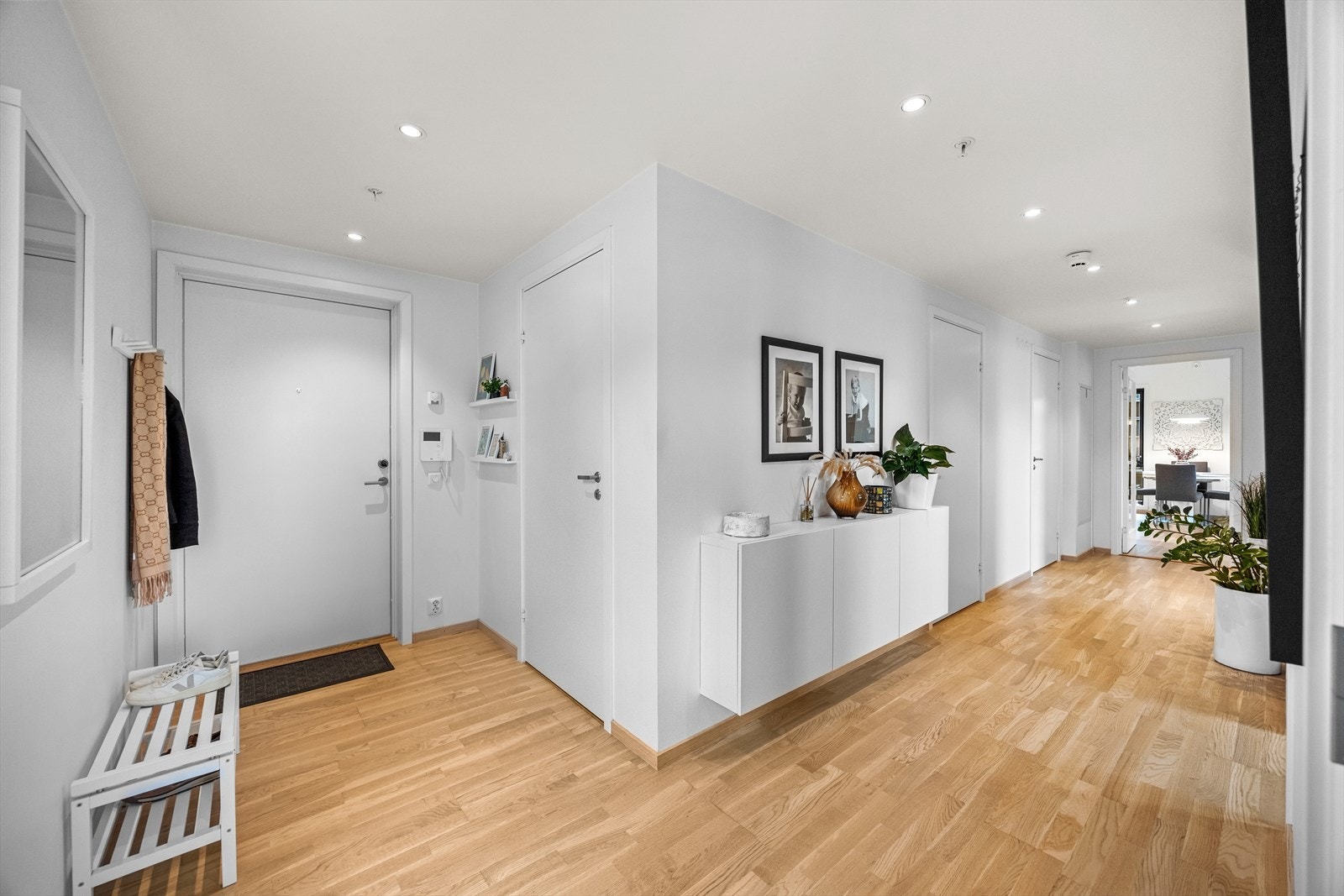 Entréen er romslig med god plass til oppbevaringsløsninger for yttertøy og sko. Galleribilde