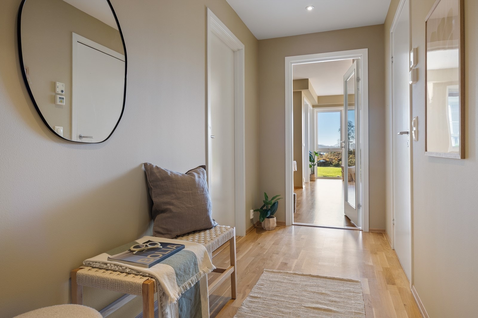 Entréen gir et hyggelig førsteinntrykk av boligen og har plass til oppbevaring av yttertøy og sko. Galleribilde