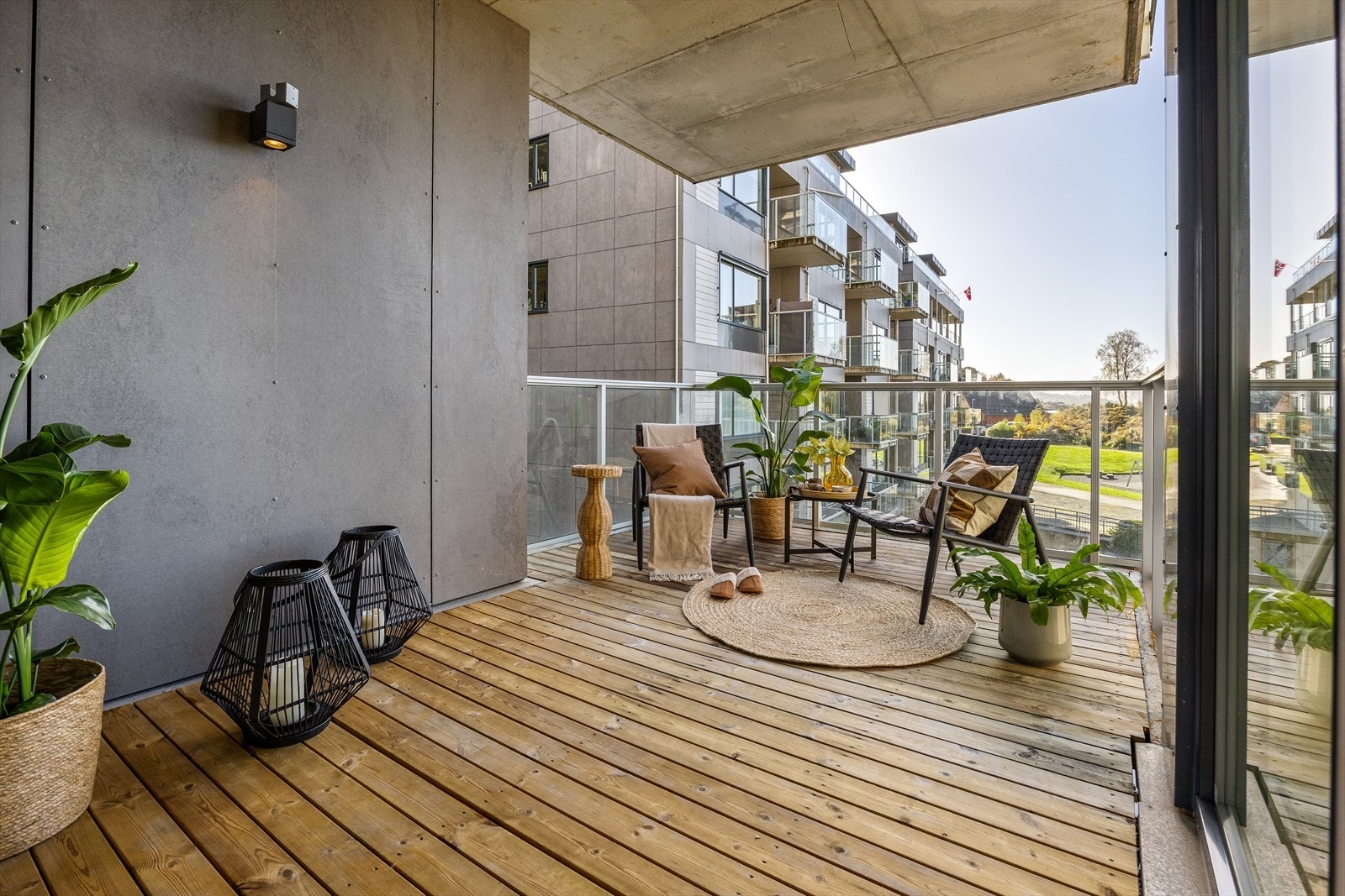 Fra stuen er det utgang til en romslig balkong på ca. 13 m² med glassrekkverk. Galleribilde