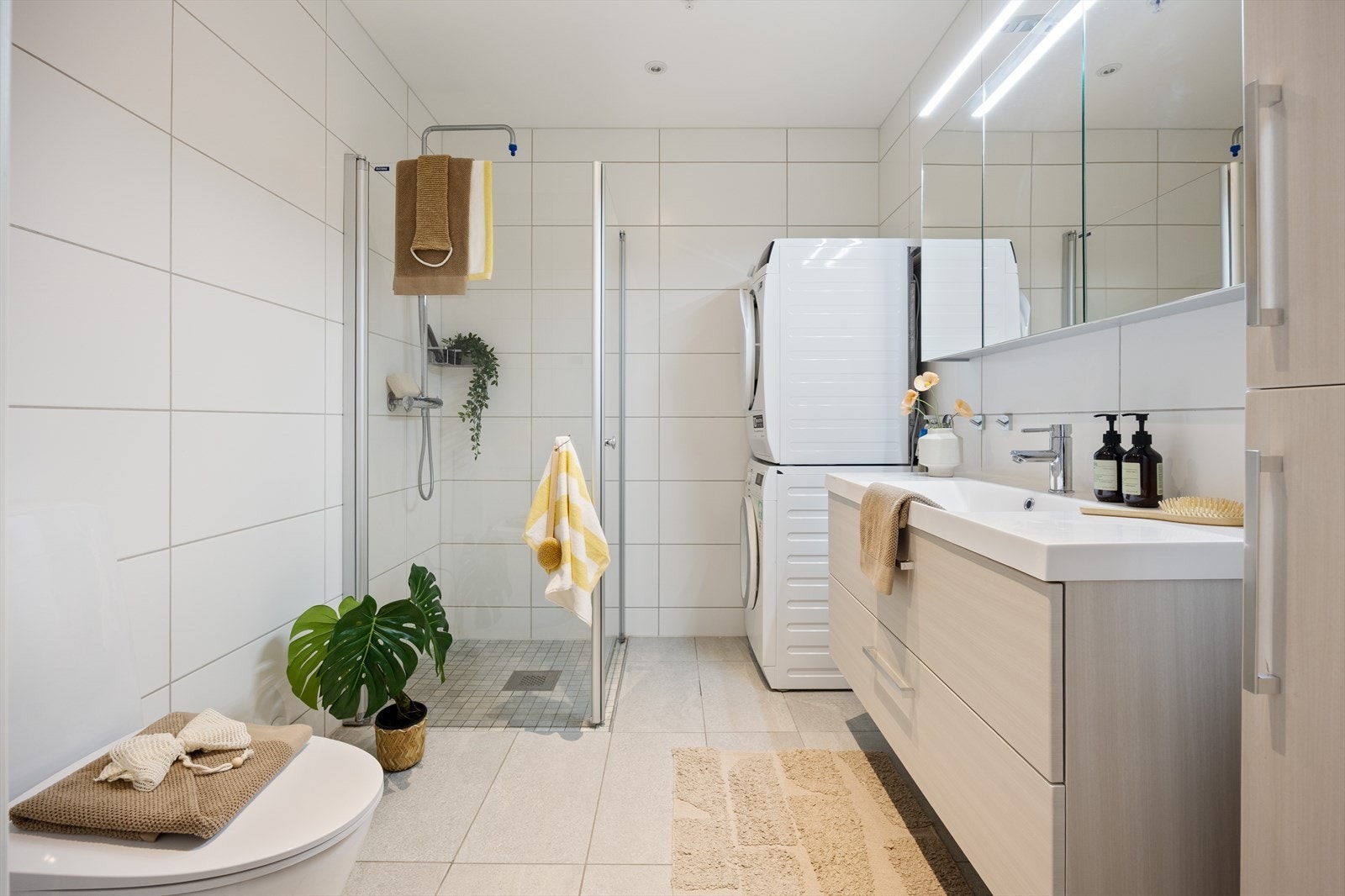 Badet er helfliset og har varmekabler i gulvet. Galleribilde