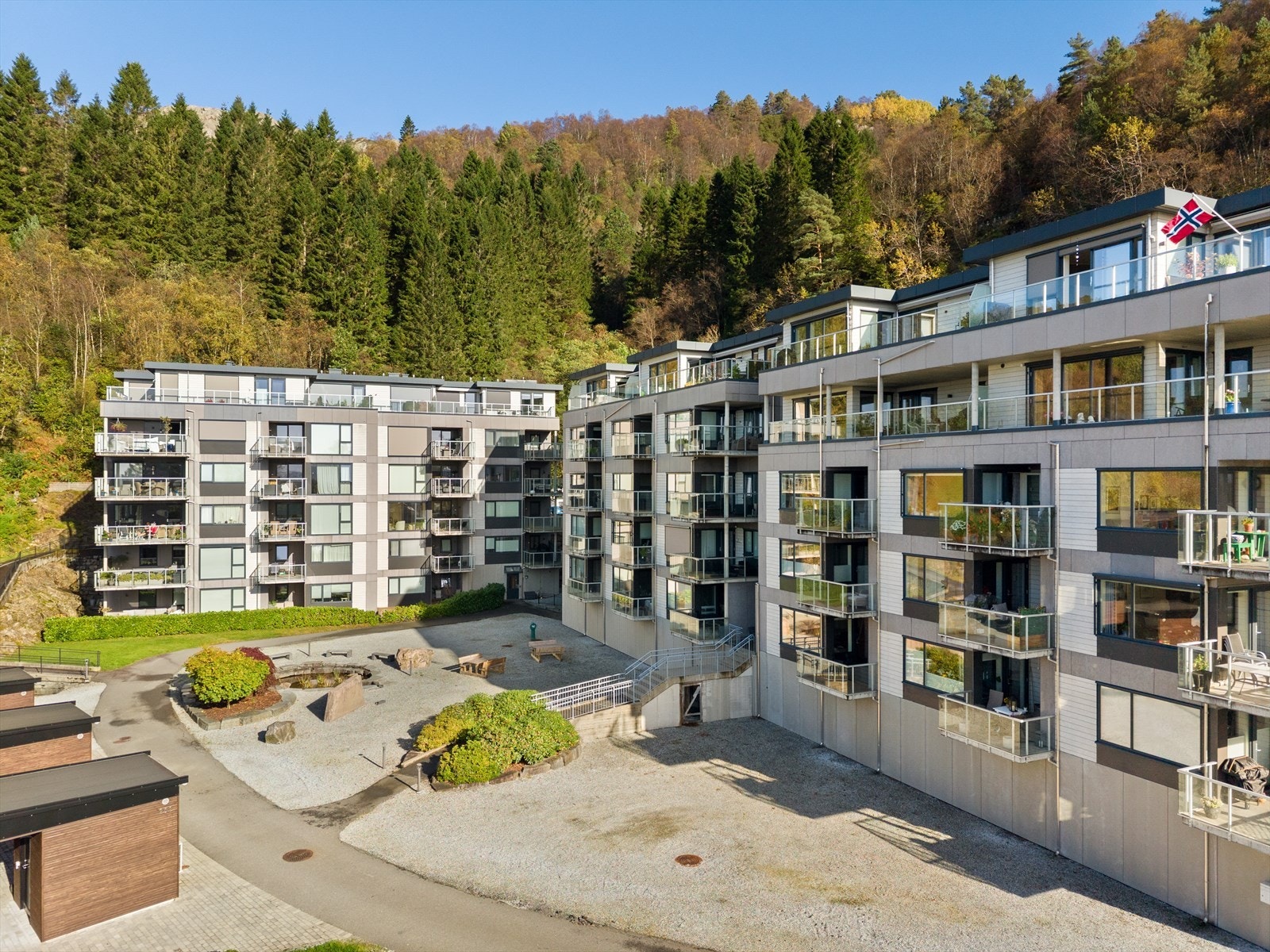 Her bor du i rolige omgivelser, samtidig som det er kort vei til daglige servicetilbud, skoler, barnehager og kollektivtransport. Galleribilde