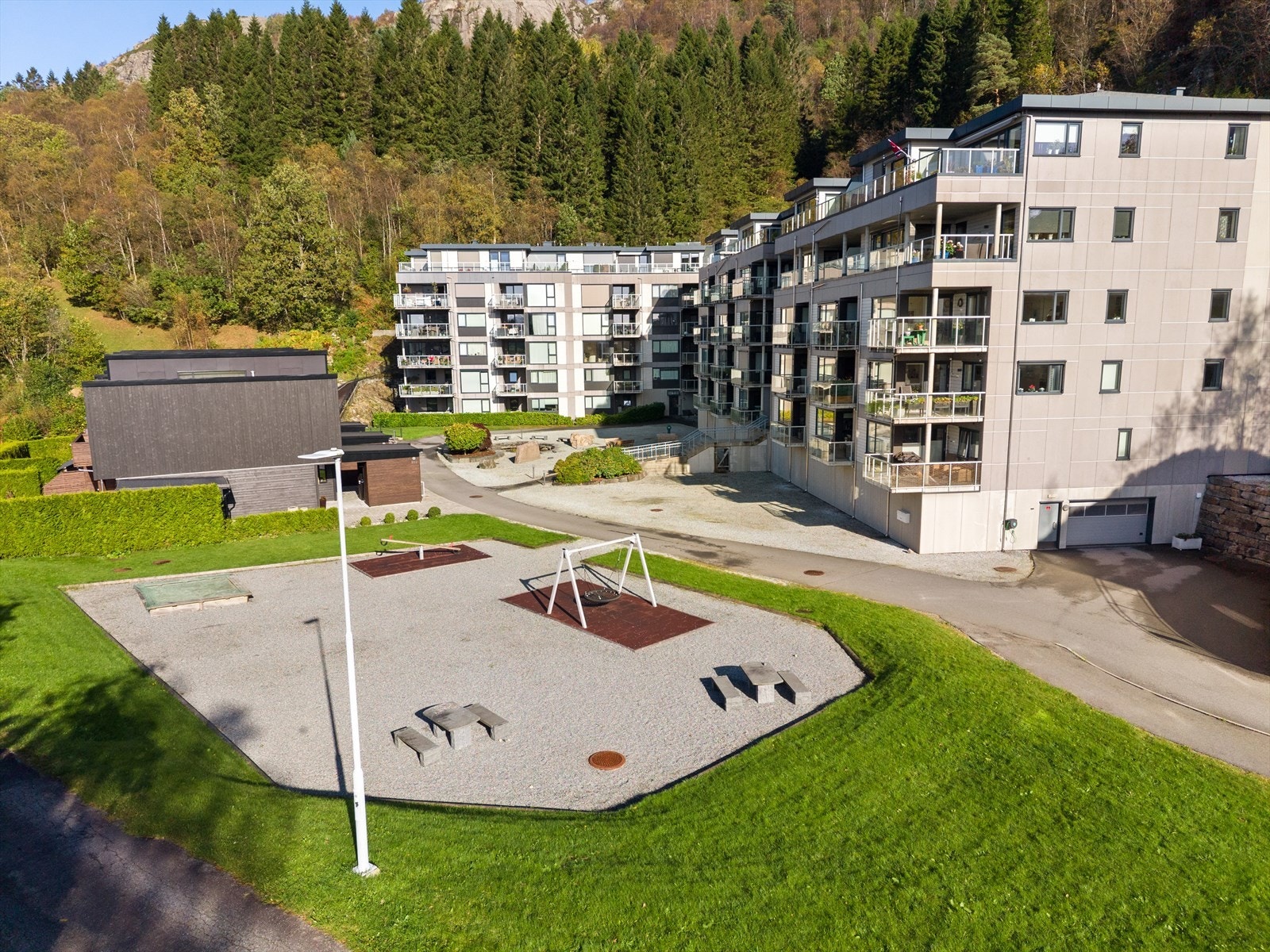 Tomten og fellesarealene er pent opparbeidet med grønne plenarealer, beplantning og asfalterte internveier. Galleribilde