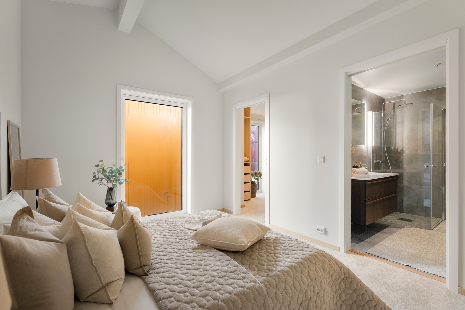 Det er også direkte adkomst til walk-in closet. Galleribilde