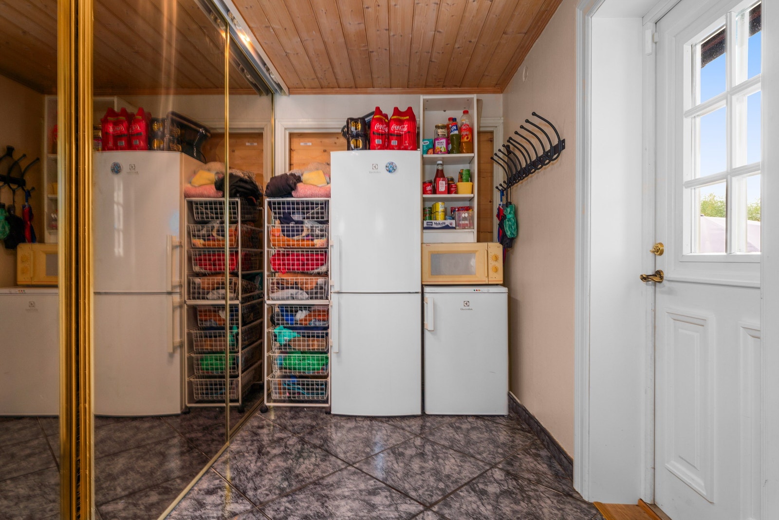 Boligens 1. etasje har to inngangspartier, denne inn til stuedelen. Galleribilde