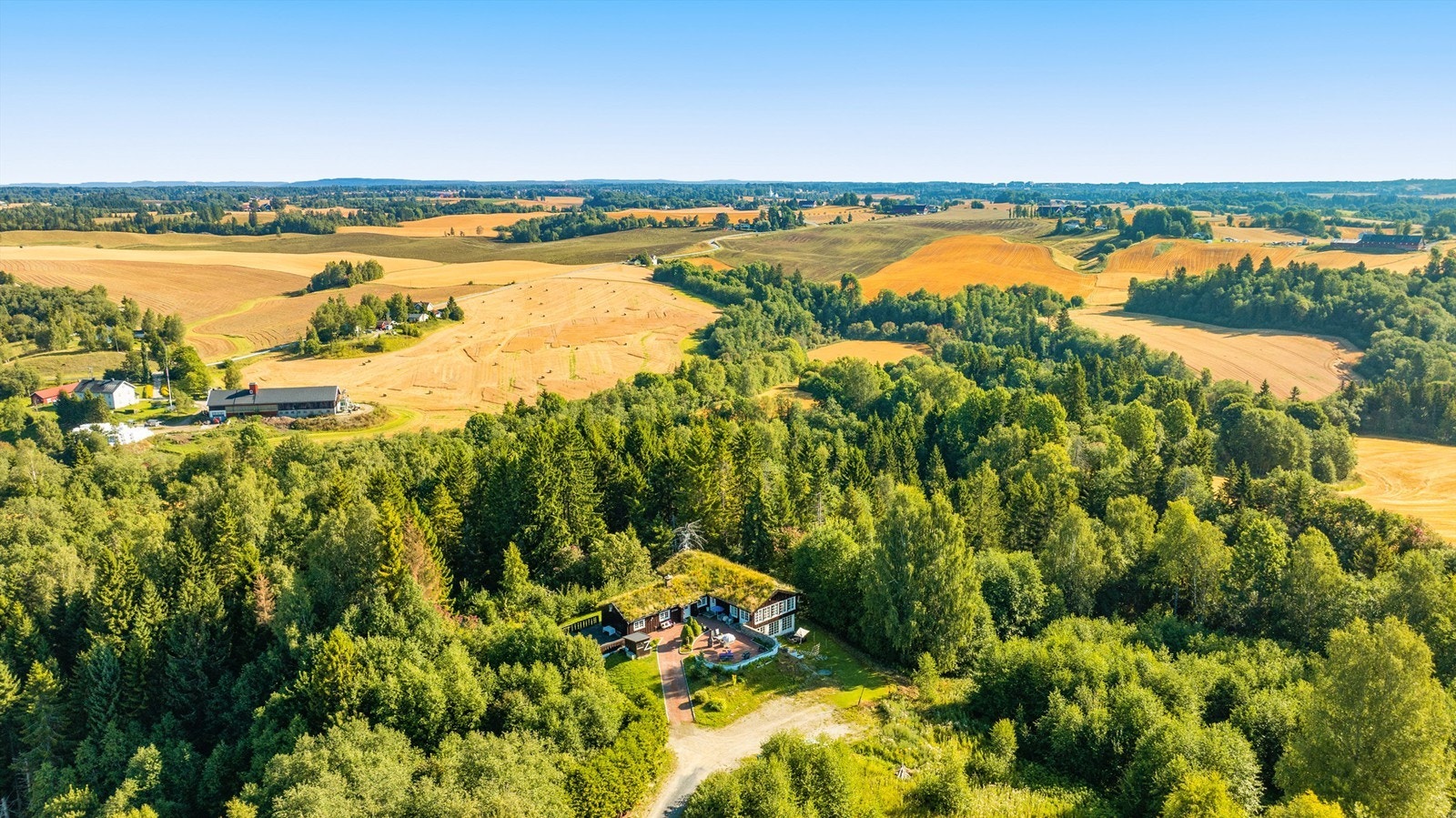 Boligen har en tilbaketrukket beliggenhet, her har du skogen som nærmeste nabo. Galleribilde
