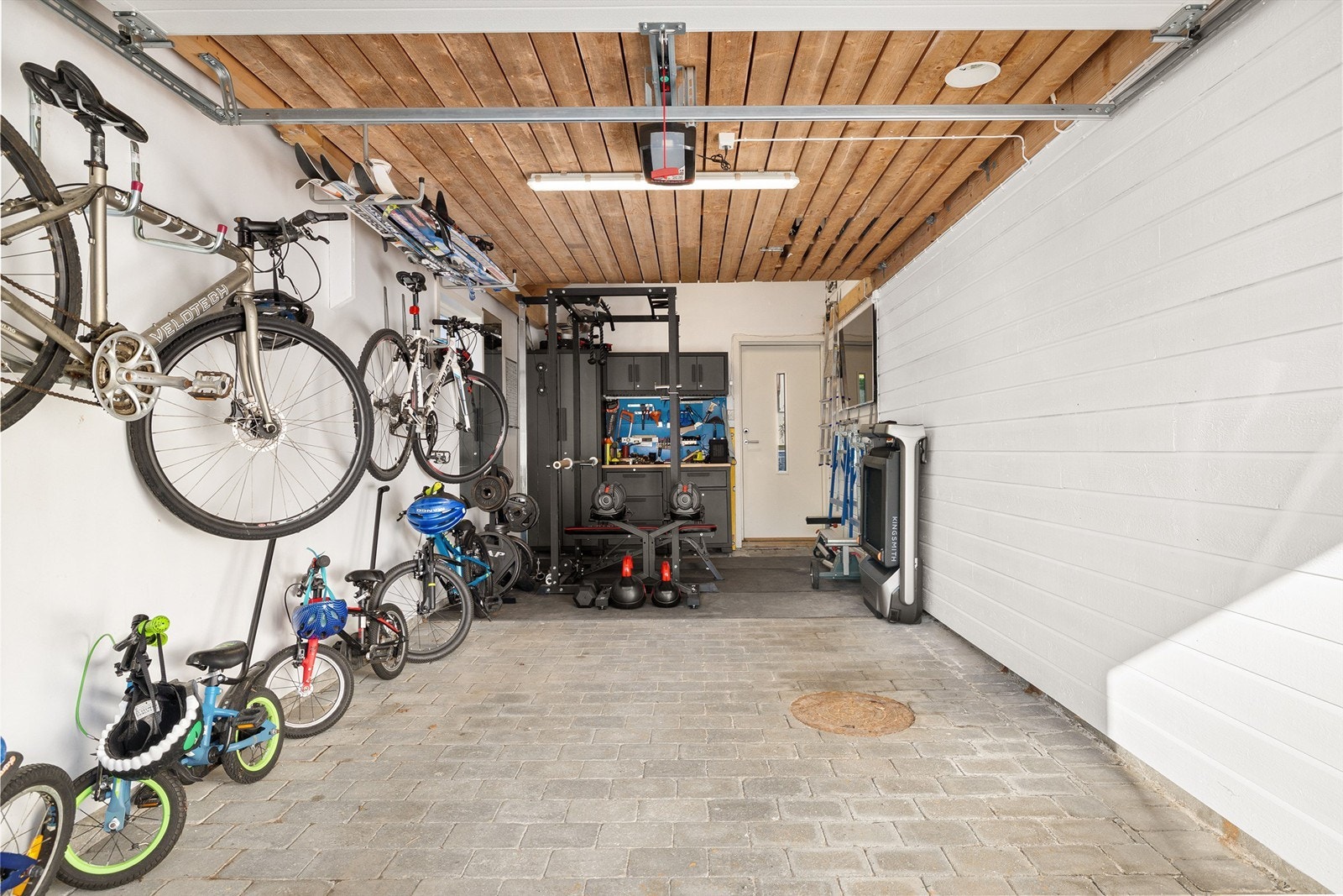 I garasjen er det plass til parkering av 1 bil og det er montert el-bil lader. God plass til lagring av utstyr m.m. Dør i enden som fører ut til hagen. Galleribilde