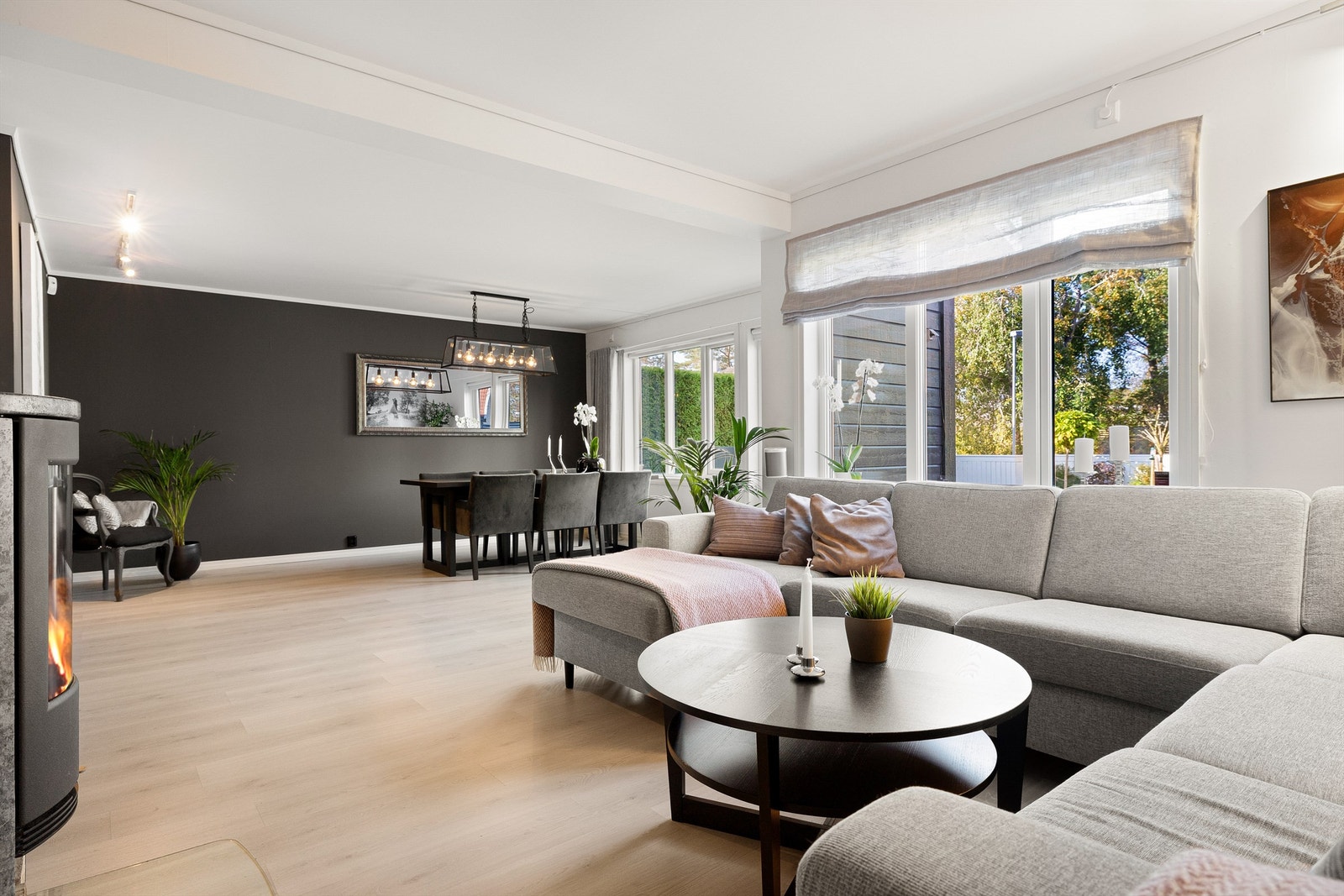 God plass til sofagruppe, spisebord og ønsket møblement. Fra stuen er det utgang til terrasse. Galleribilde