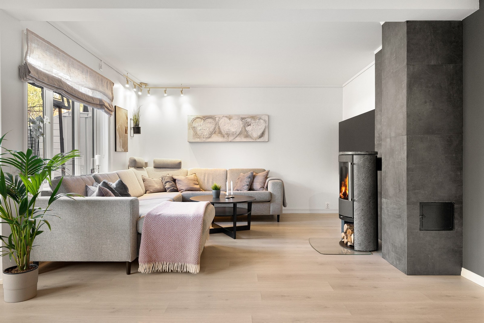 Boligen oppleves lys og moderne med gjennomgående god standard og en praktisk planløsning. Galleribilde