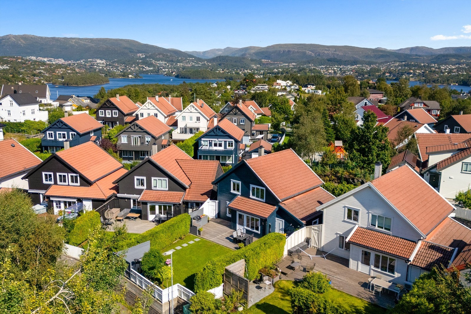 Fanatorget med butikker, servicetilbud og spisesteder ligger innen gangavstand, og arbeidsplassene på Sandsli er lett tilgjengelige. I tillegg er det kort vei til Lagunen Storsenter, Kokstad, Lønningen og Bergen lufthavn Flesland. Galleribilde