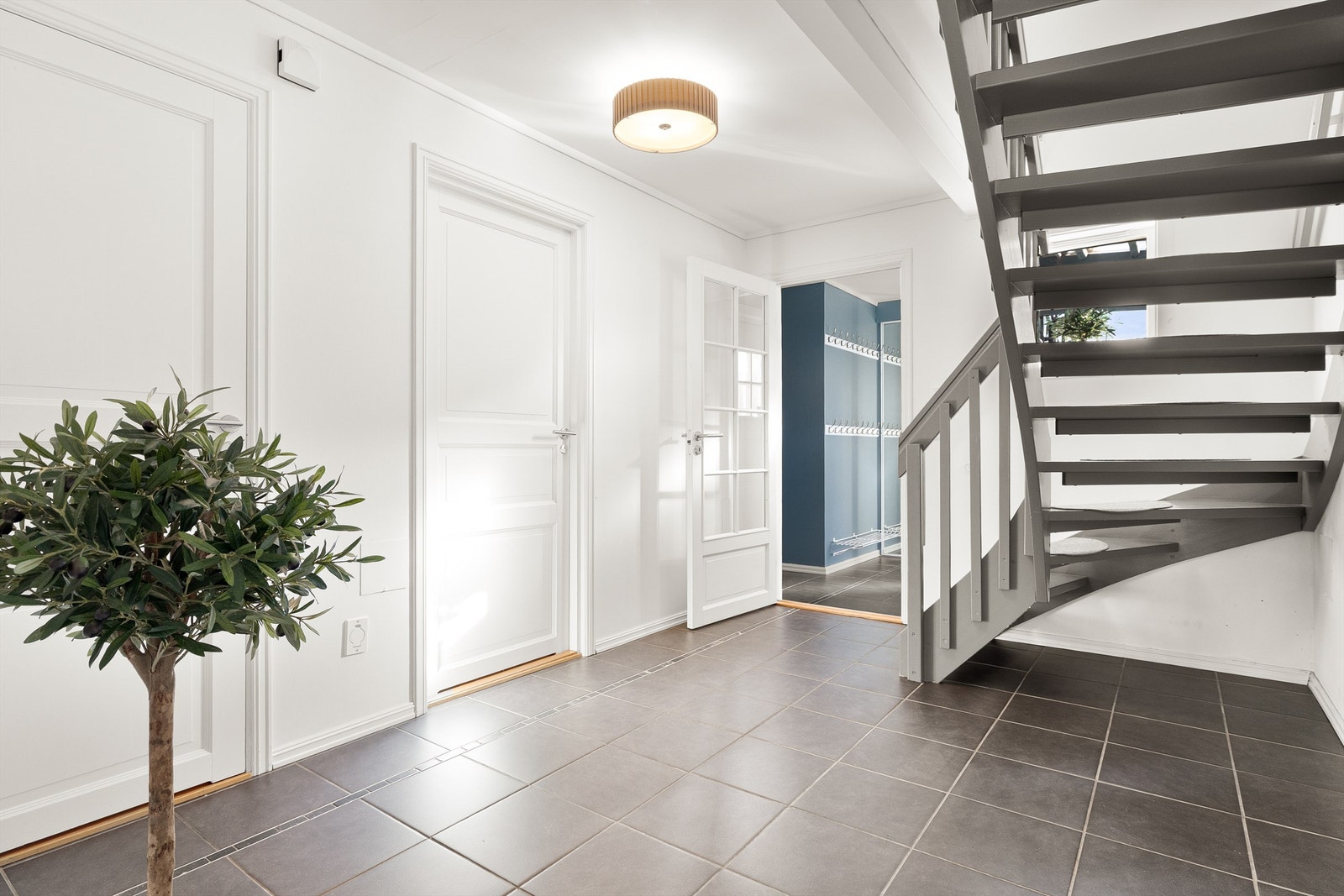 Gangen leder inn til stue, kjøkken, wc og vaskerom. Galleribilde