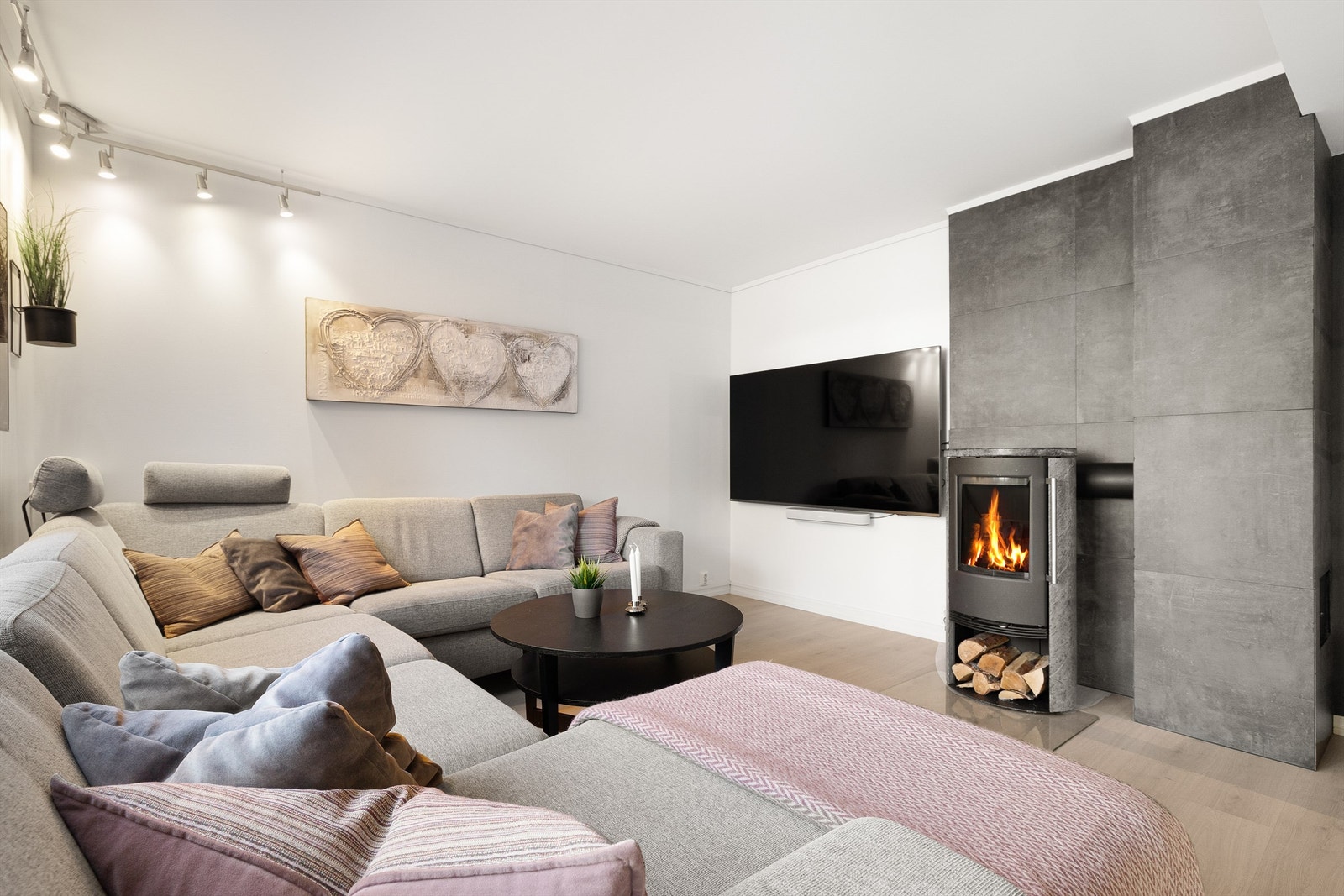 I stuen er det peis som sørger for hygge og varme på kalde dager. Galleribilde