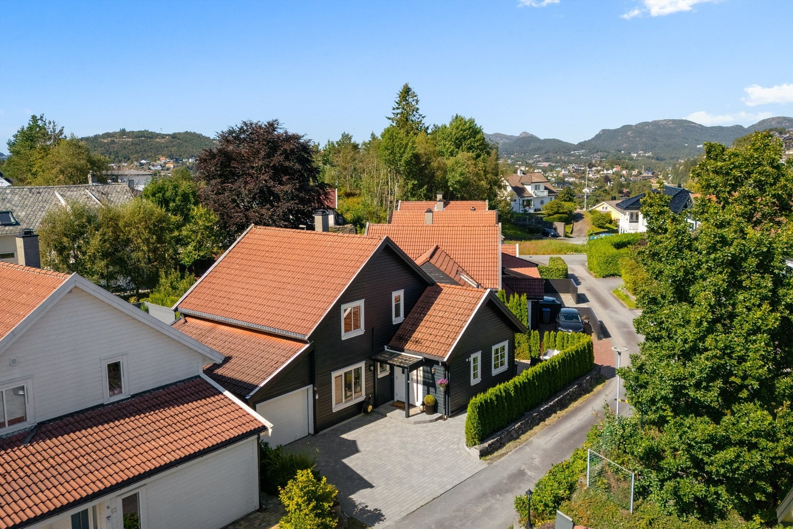 For aktive familier byr nærområdet på et rikt tilbud av fritidsaktiviteter. Idrettshall og fotballbane ligger i nærheten, og det er flere flotte turstier i området. Galleribilde