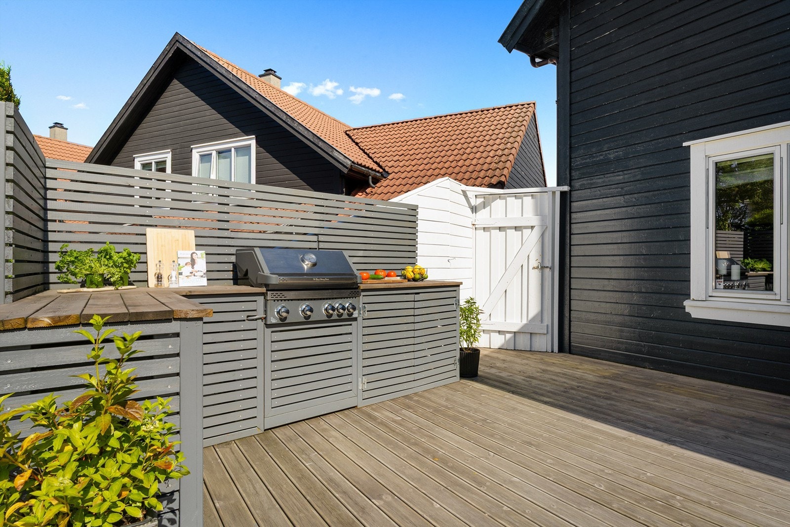 Lekkert utekjøkken på terrassen, utstyrt med gassgrill som medfølger. Galleribilde