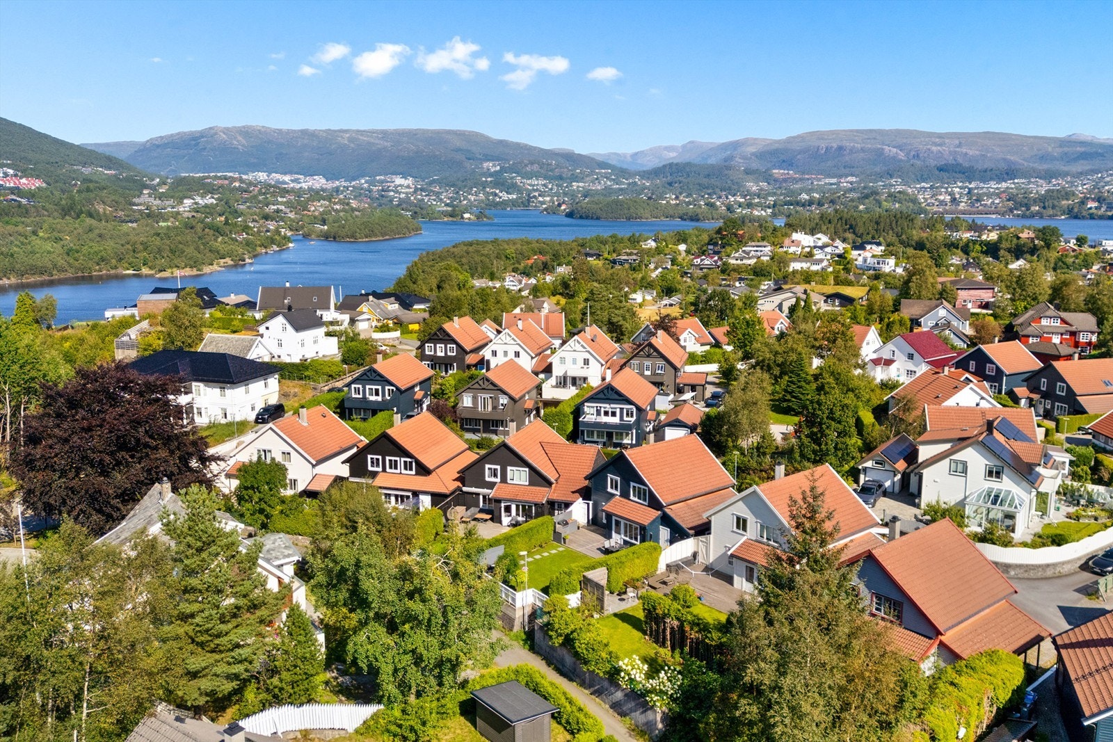 Fra boligen er det kort avstand til Aurdalslia skole, barnehager, fritidsaktiviteter, butikker, kollektivtransport m.m. Galleribilde