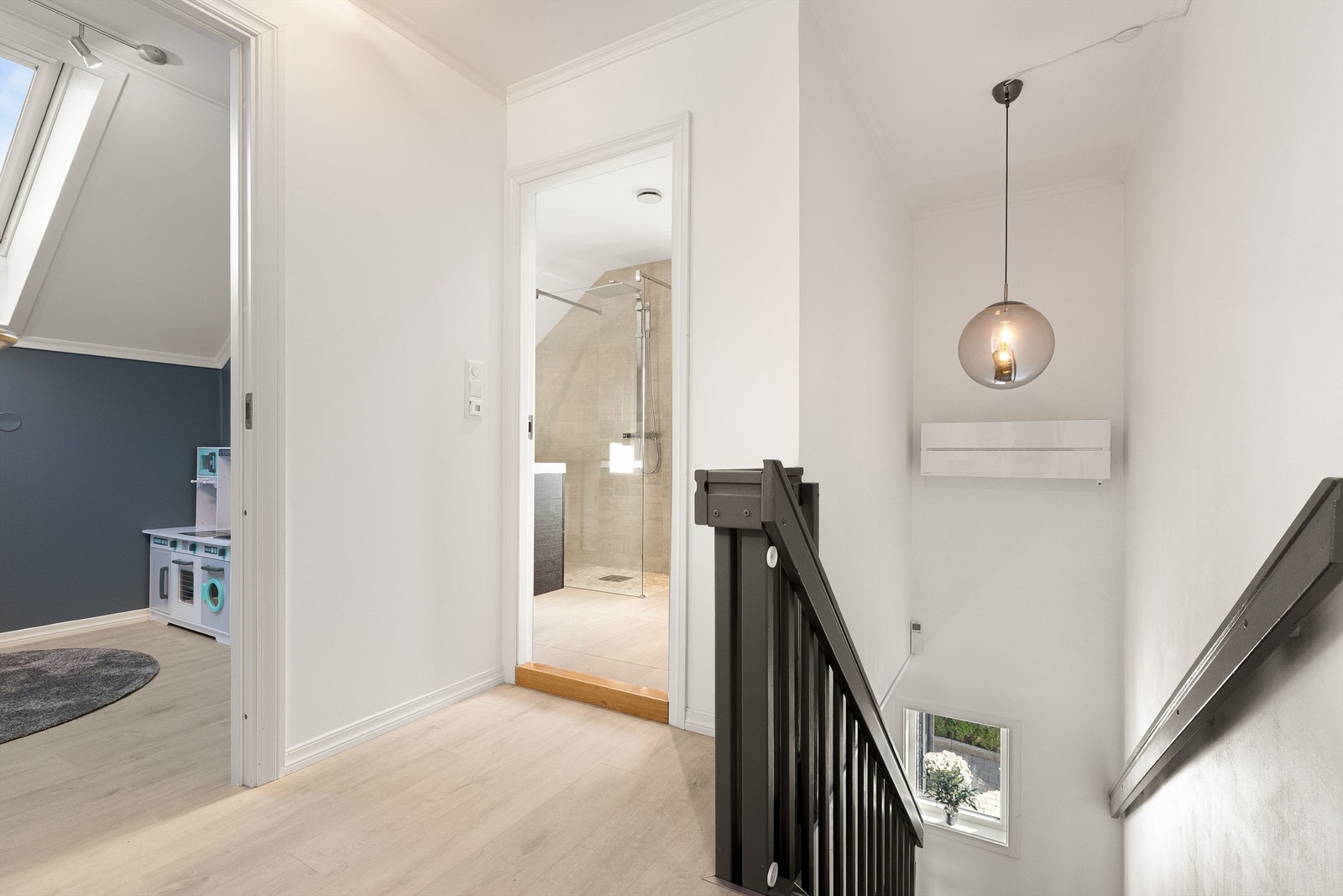 Loftsetasjen inneholder gang, bad og 4 soverom. Galleribilde