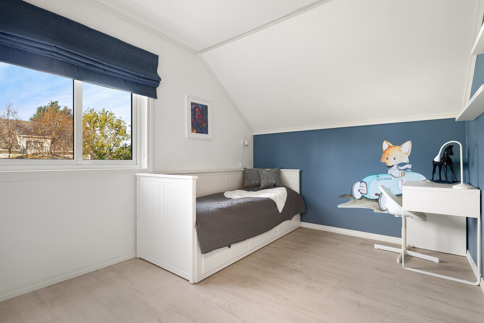 Soverom 2 med plass til seng, skrivebord og klesoppbevaring. Galleribilde