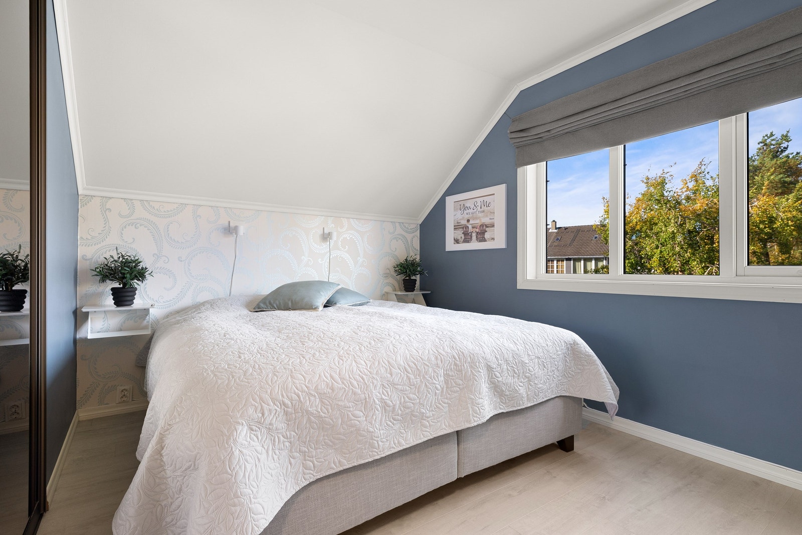 Soverom 4 er lyst og innbydende med walk-in garderobe bak skyvedørene. Galleribilde
