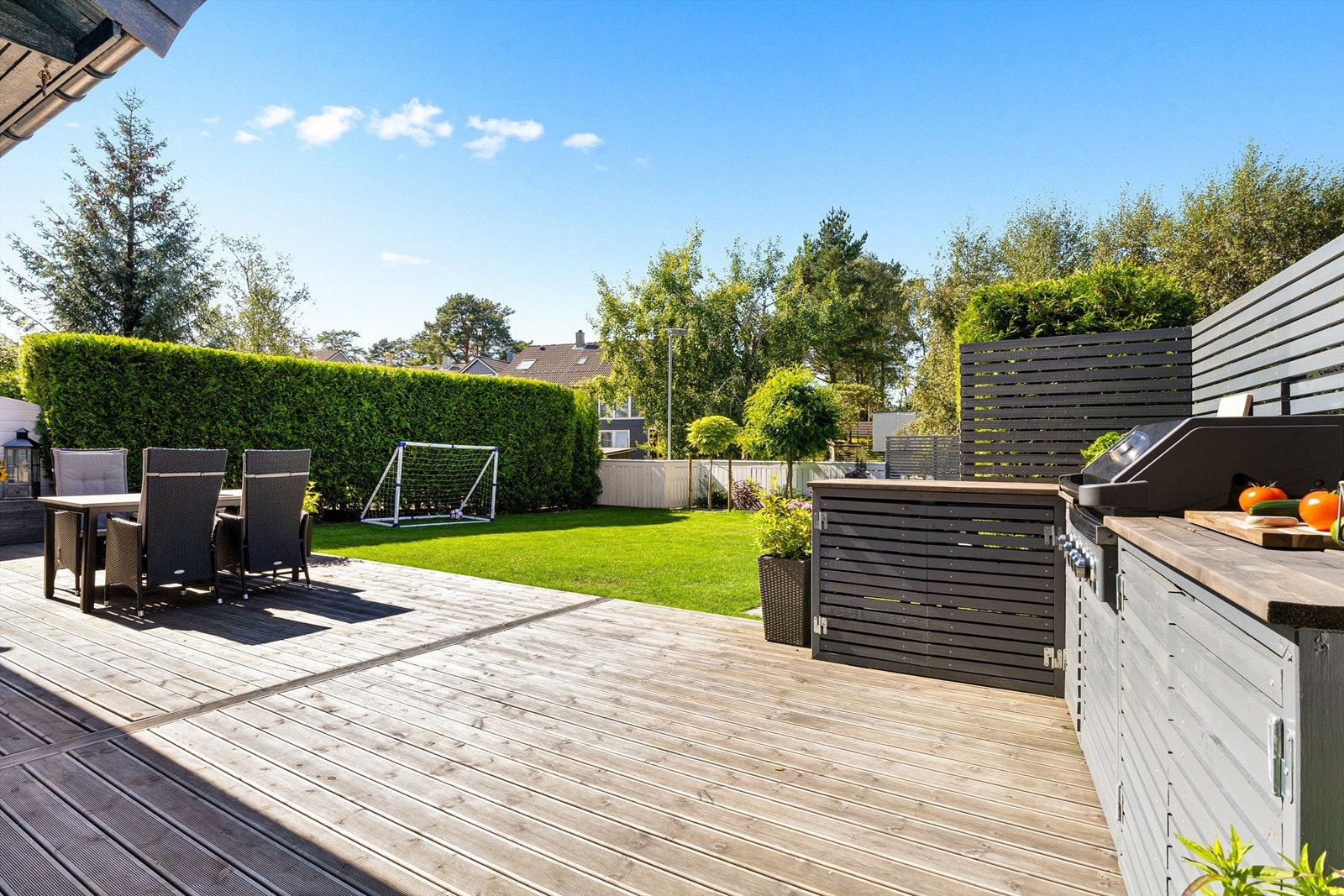 Romslig terrasse med god plass til flere sittegrupper. Galleribilde