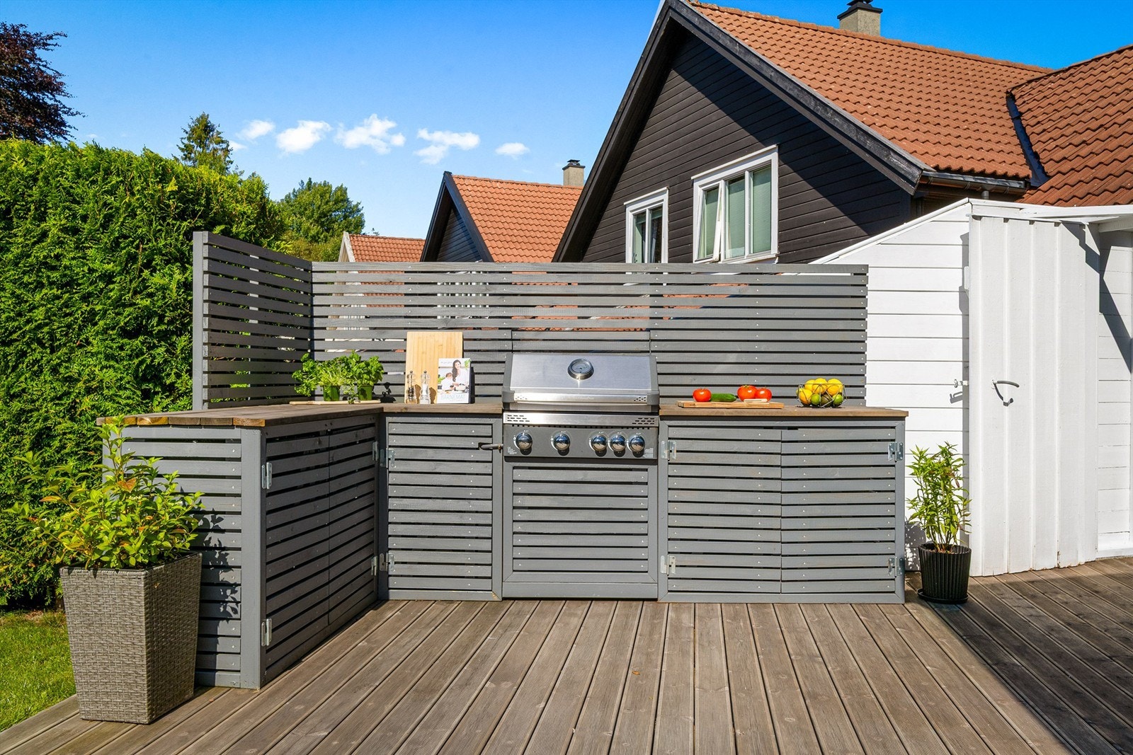 Svært praktisk utekjøkken for matlaging og grilling på finværsdager. Gassgrill medfølger. Galleribilde