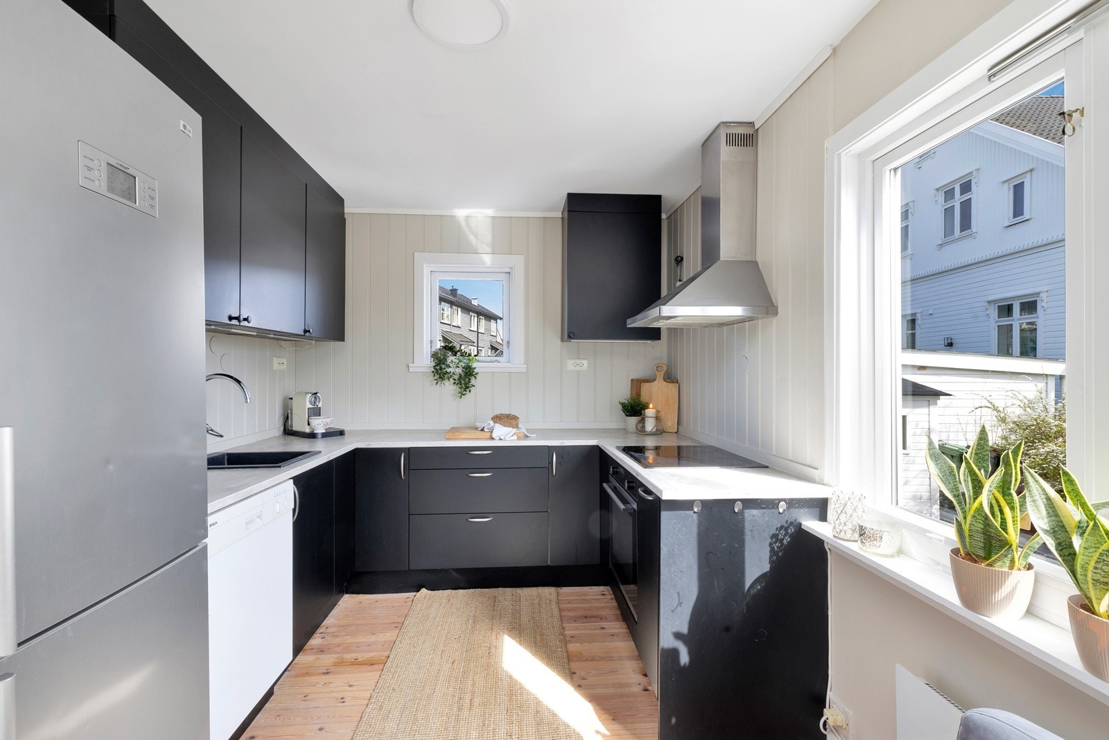 Kjøkkenet har innredning med malte trefiberfronter og laminat benkeplate. Galleribilde