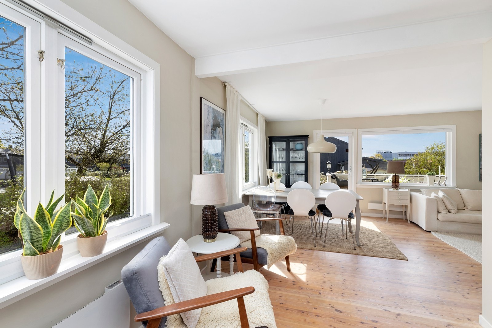 Store vinduer i stuen slipper inn rikelig med naturlig lys. Galleribilde