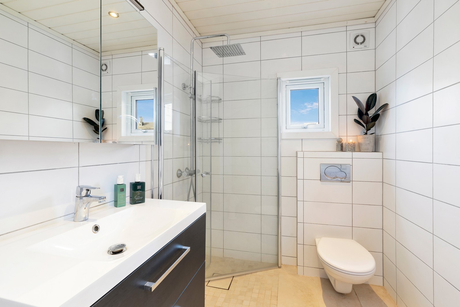 Mekanisk avtrekk sørger for effektiv ventilasjon på badet. Galleribilde