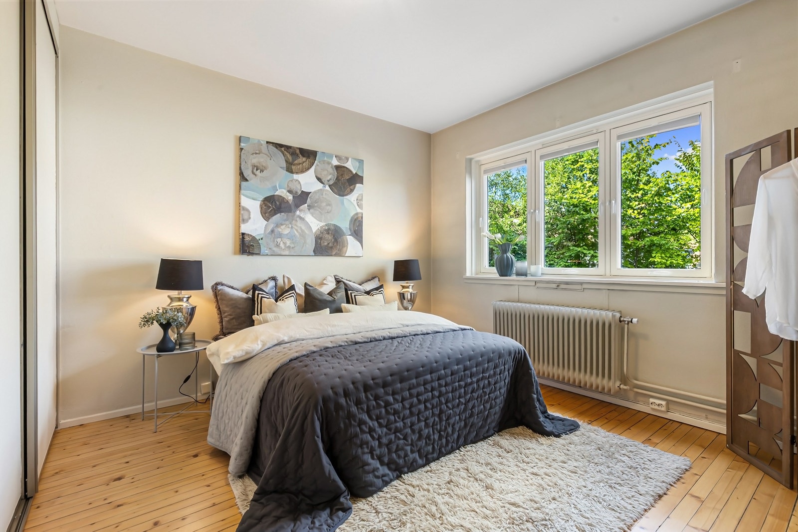 Stort soverom med plass for seng, skap og annet passende møblement Galleribilde