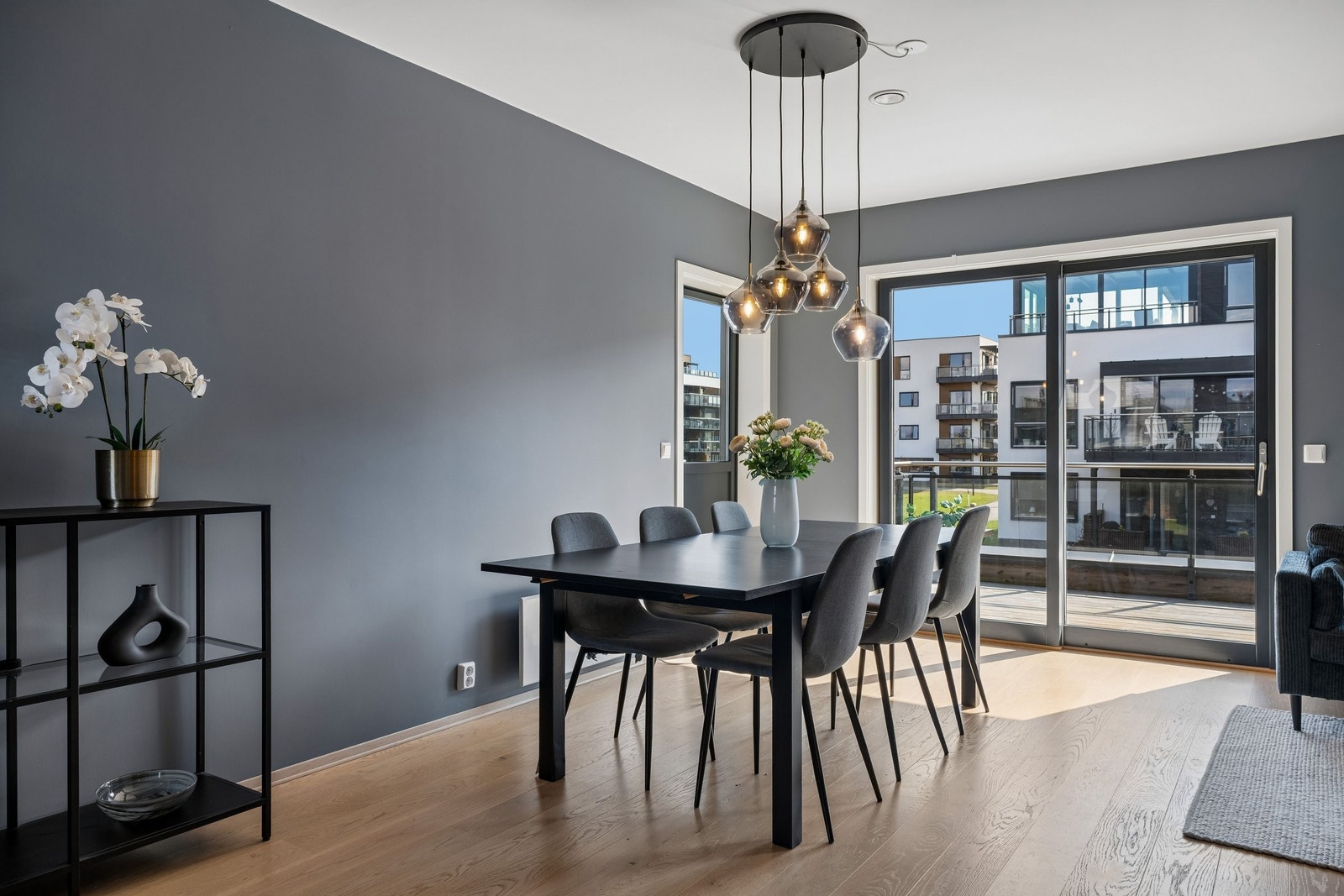 Utgang til solrik terrasse via skyvedør og adkomst til takterrasse Galleribilde