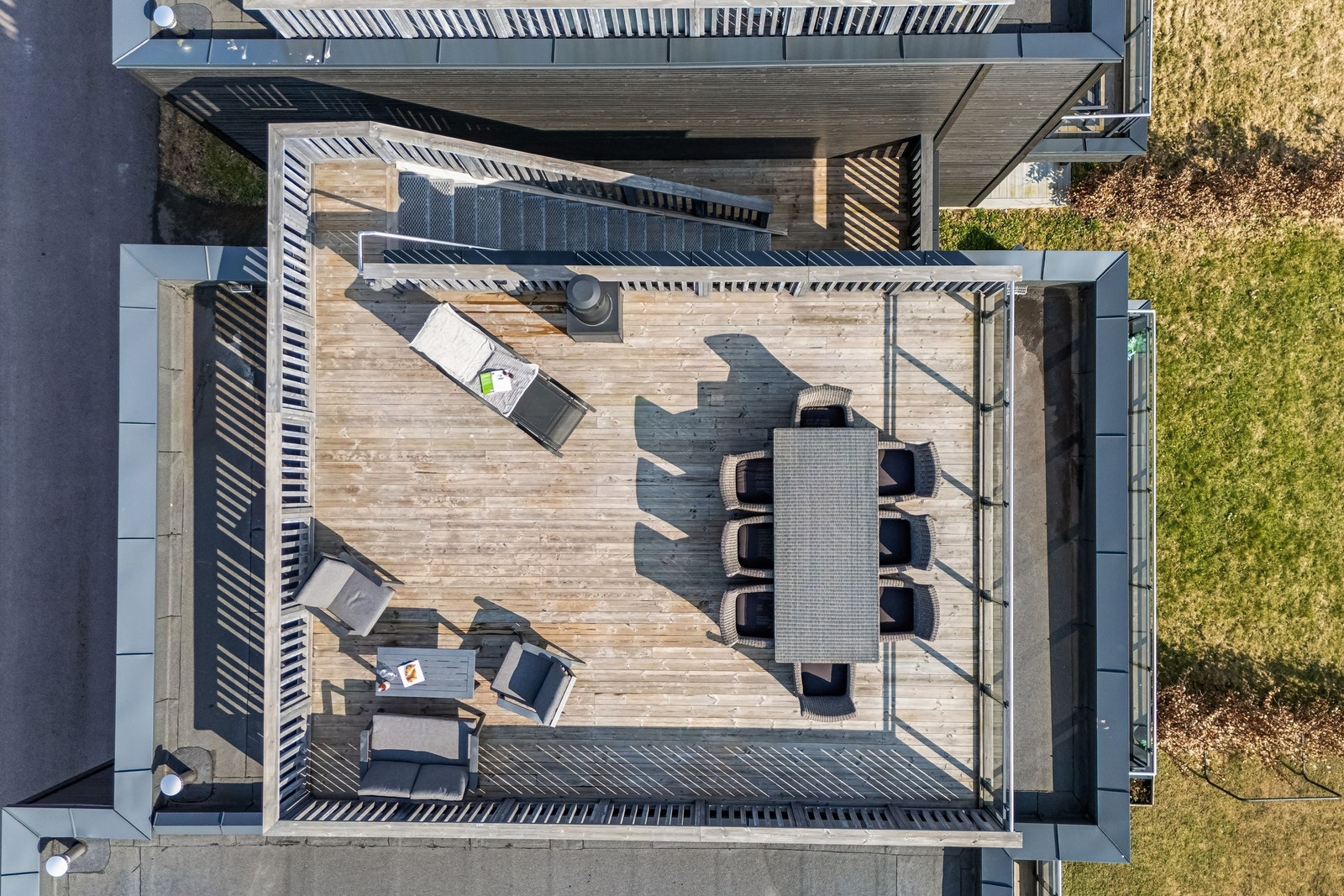 Stor takterrasse med plass til flere soner Galleribilde