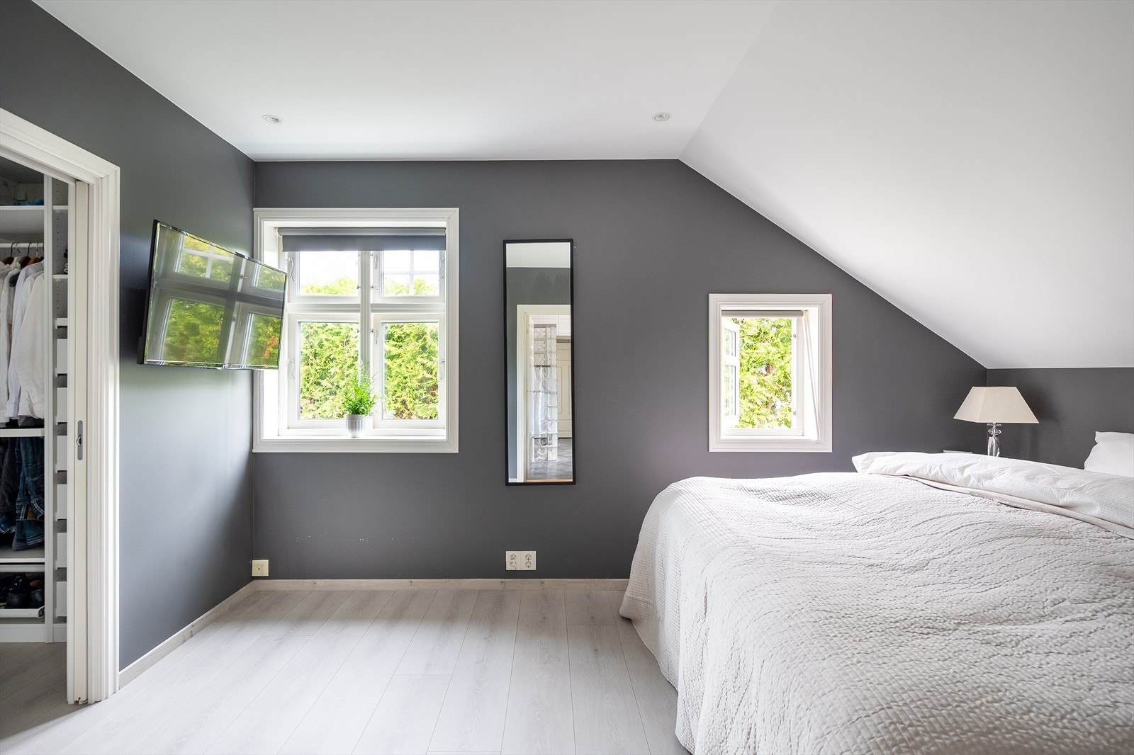 Hovesoverom i andre etasje. Et av de andre soverommene er tatt i bruk som walk-inn garderobe. Dette kan enkelt tilbakestilles til to separate soverom. Galleribilde