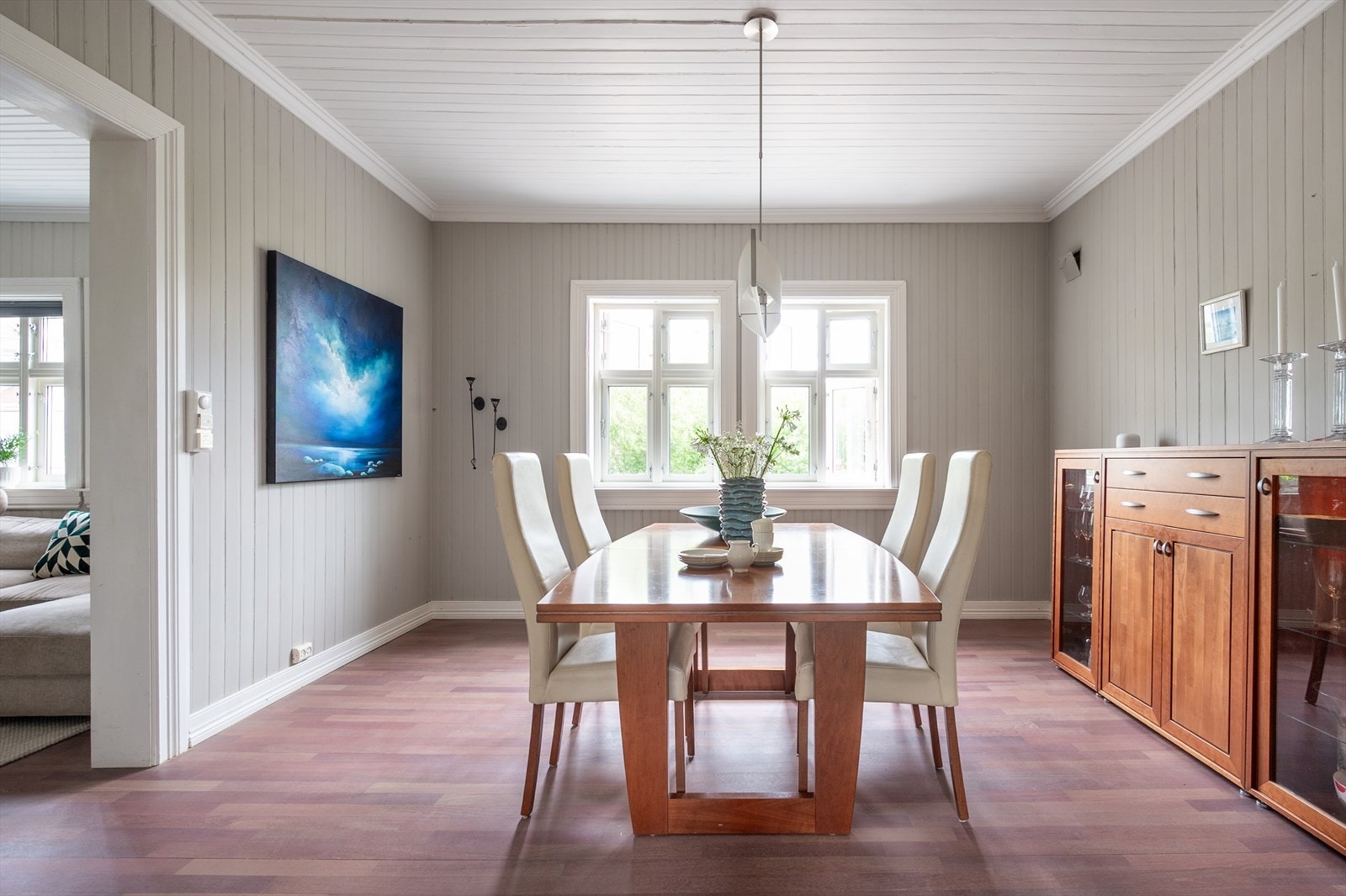 Separat spisestue i tilknytning til både stue og kjøkken. Galleribilde