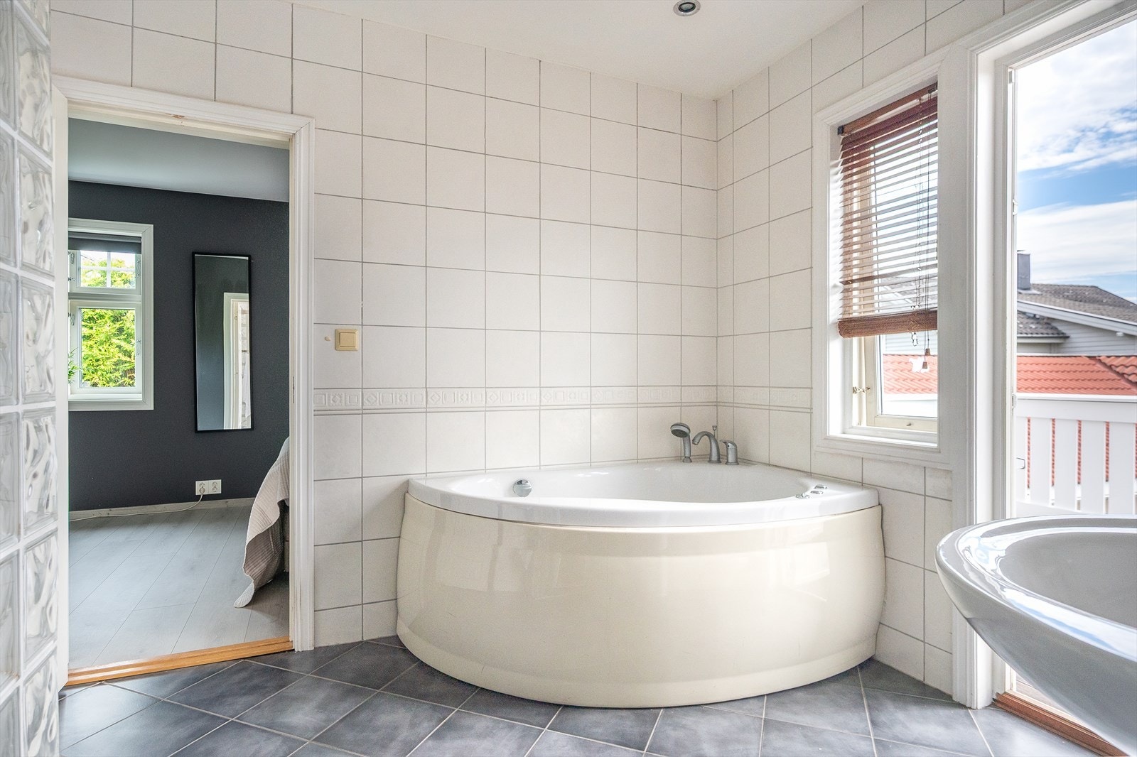 Badet er romlig, praktisk og funksjonelt. Galleribilde