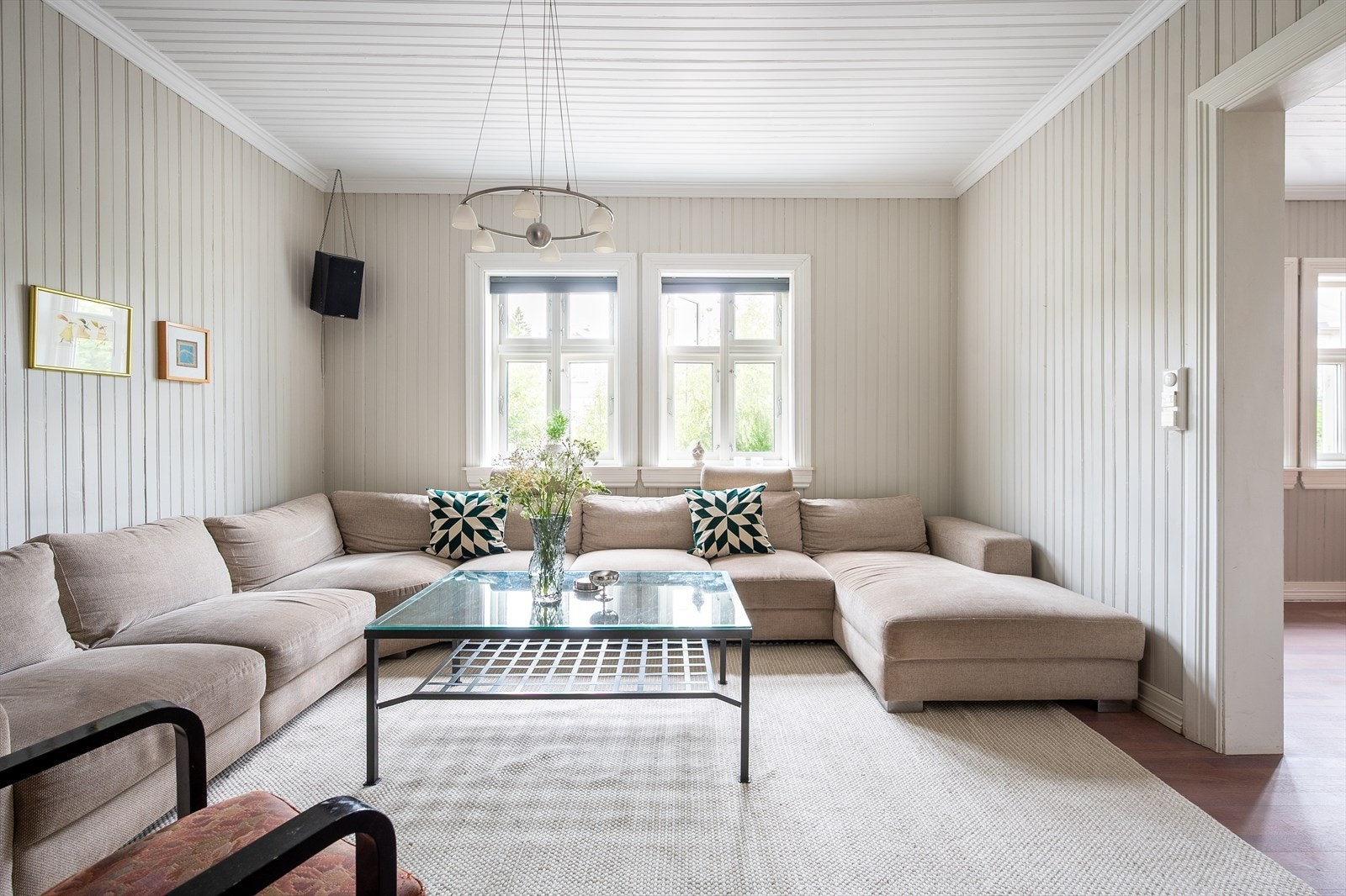 Romslige stuer med godt, naturlig lysinnslipp. Flere møbleringsmuligheter. Galleribilde