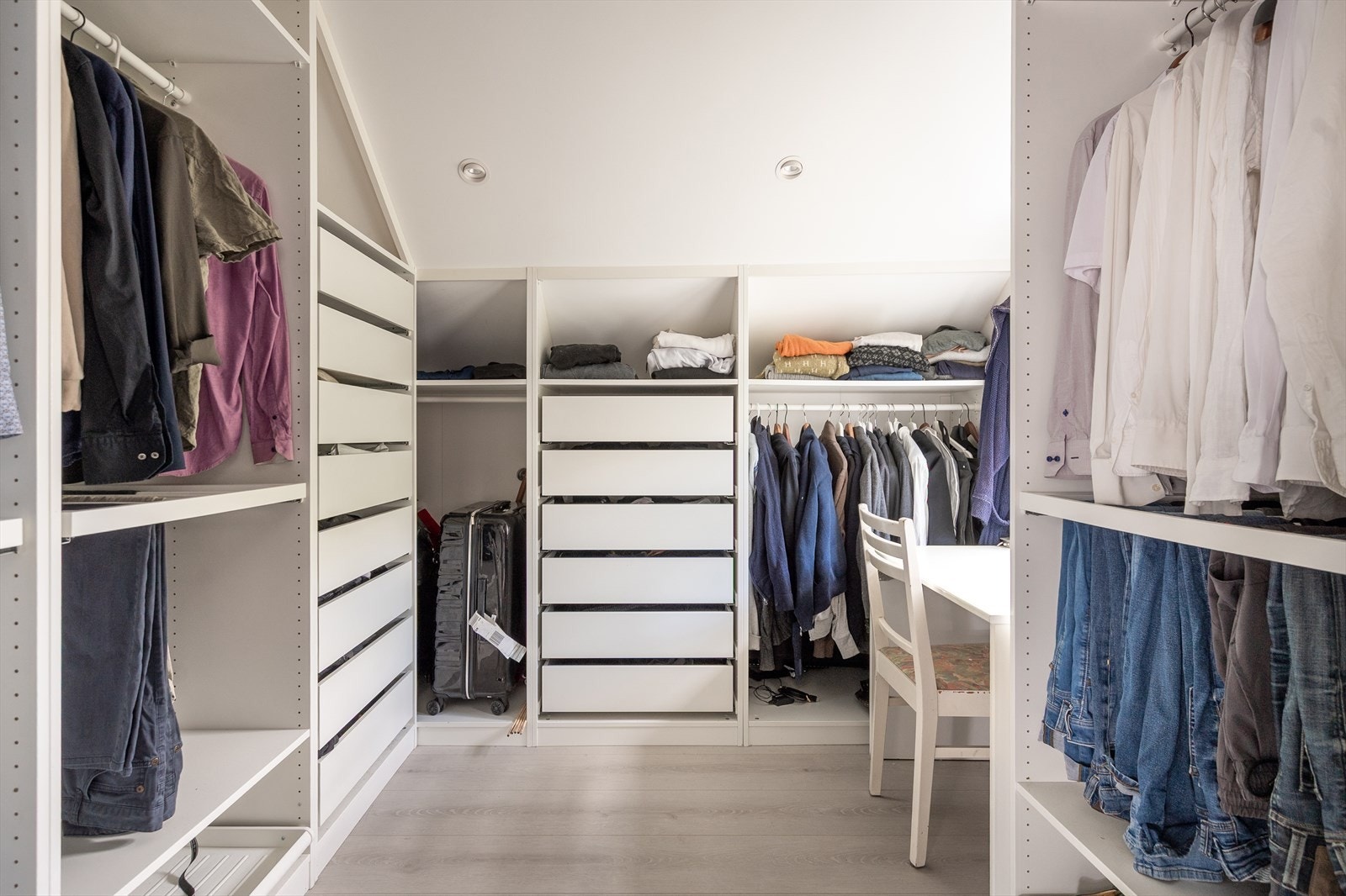 Et av husets fire soverom er brukt til walk- in garderobe. Dette kan enkelt tilbakestilles til soverom. Galleribilde