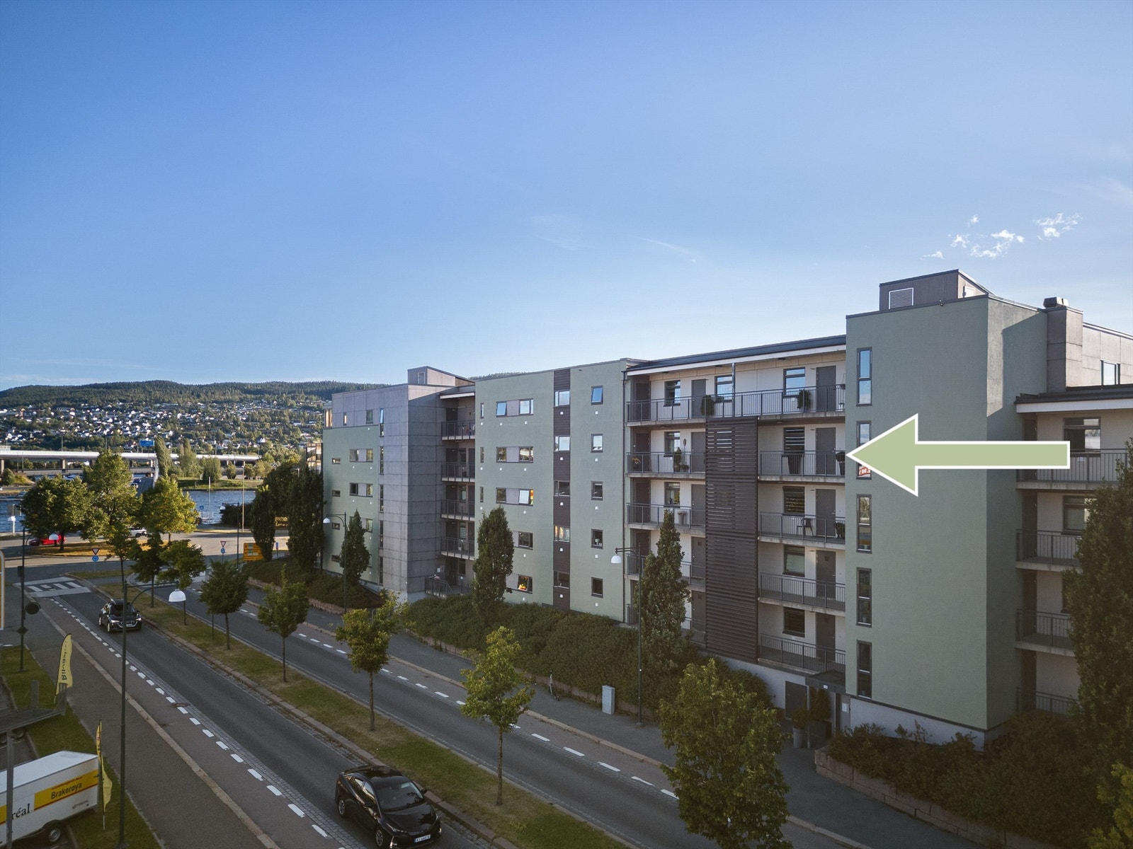 Her bor du med umiddelbar nærhet til både byliv og rekreasjonsområder. Galleribilde