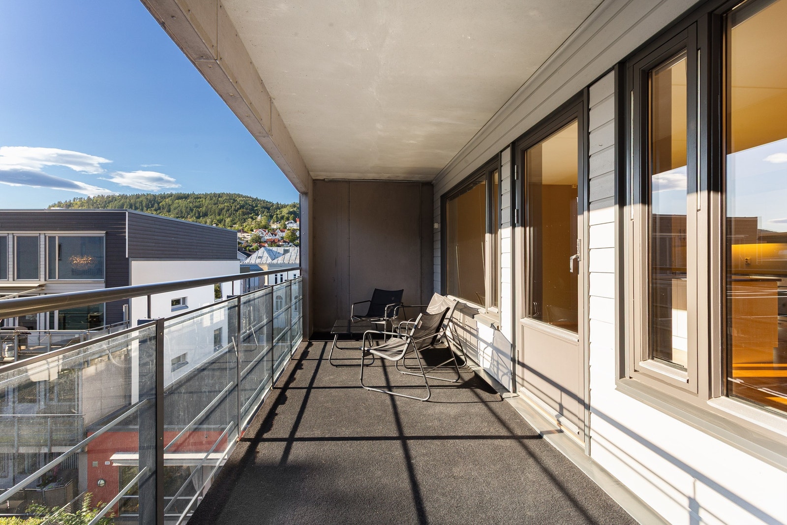 Fra stuen er det utgang til en overbygget vestvendt balkong på 15 kvm med utvendig strømuttak og teppe på gulv. Galleribilde