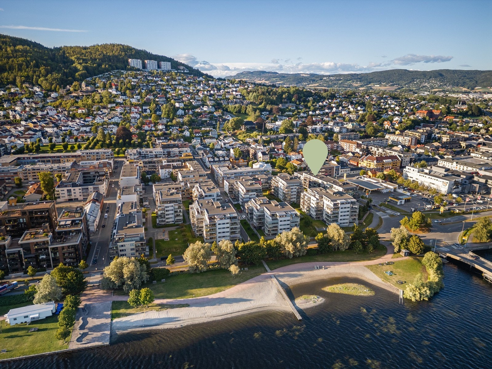 CC Drammen kjøpesenter ligger innen kort avstand fra leiligheten, det er også gangavstand til nye Drammen sykehus. Galleribilde