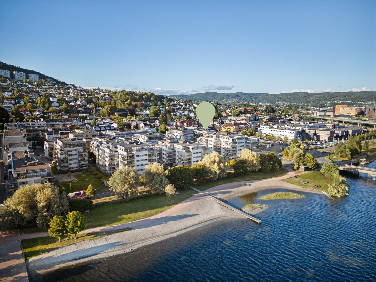 Umiddelbar nærhet til bussholdeplass og det er kun 10 minutters gange til Brakerøya togstasjon. Galleribilde